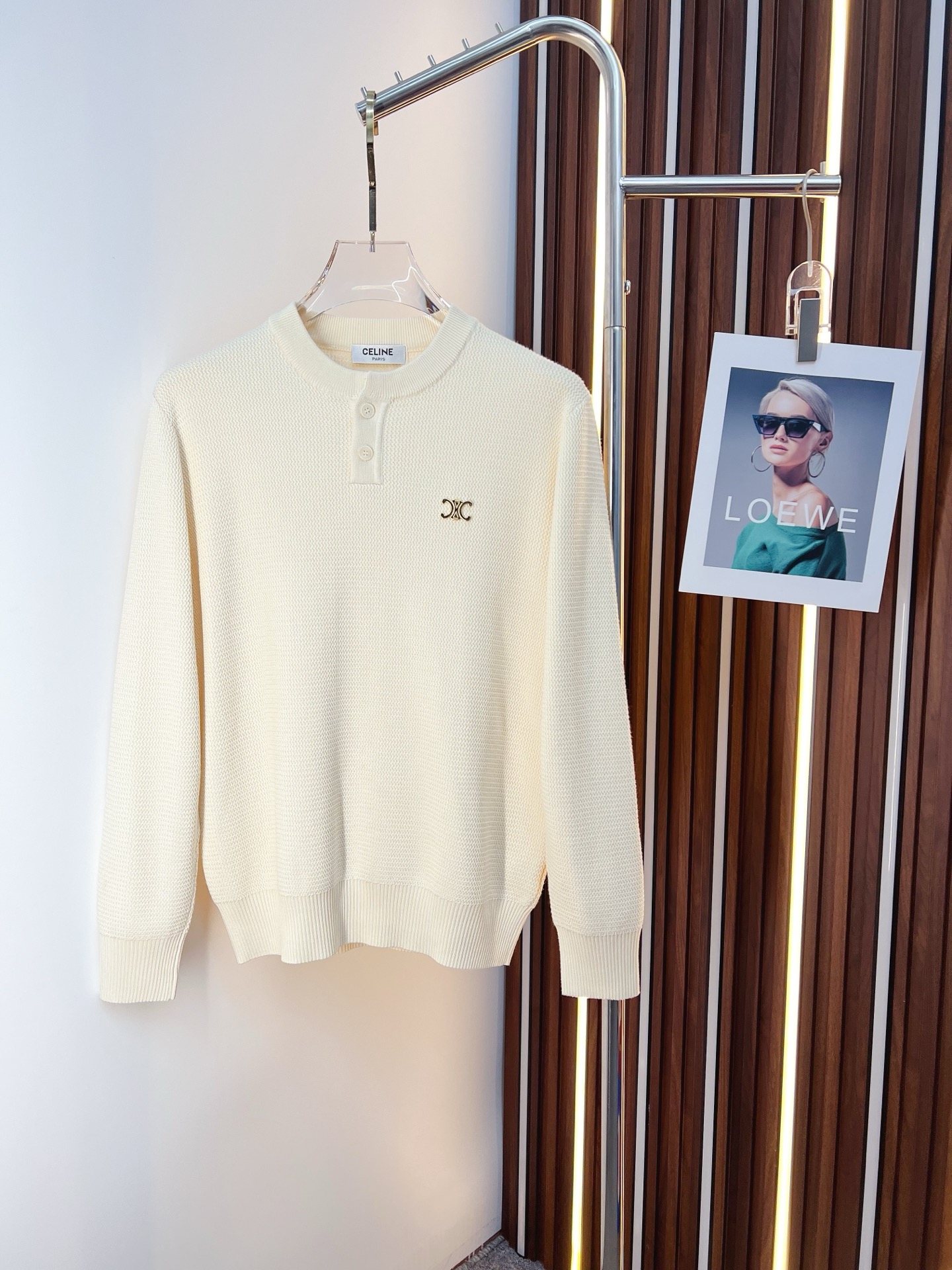 NO:598491,Celine  The new 2025 autumn and winter men's wool sweaters are hot-selling items on sale at the counter. Every major fashion buyer and star has a versatile item. Simple and fashionable, it looks good, and the upper body is full of gentleman style. The whole sweater not only has exquisite texture and craftsmanship, but also the wiring is even and neat. The overall appearance is beautiful.  The generosity ensures that the silhouette of the clothes is not easily deformed. The custom-made wool fabric is neither very loose nor very tight, and has very good recovery properties. A fashion item that is both cold-resistant and fashionable in autumn and winter. M-3XL,,celine,sweaters,alexander  wang19860909赛琳 2025秋冬新款男士羊毛针织衫,专柜在售爆款单品,各大时尚买手明星人手一件的百搭单品.简单时尚甚是好看,上身绅士范十足.整件毛衣不单纹理工艺精美,走线更是精工细作均匀整齐.整体美观大方保证了衣服的廓形不易变形.定制羊毛面料,既不会很宽松也不会很紧绷,恢复性非常好.秋冬御寒与时尚兼备的一款时装单品.M-3XL,,celine,sweaters,alexander wang,Men's clothing