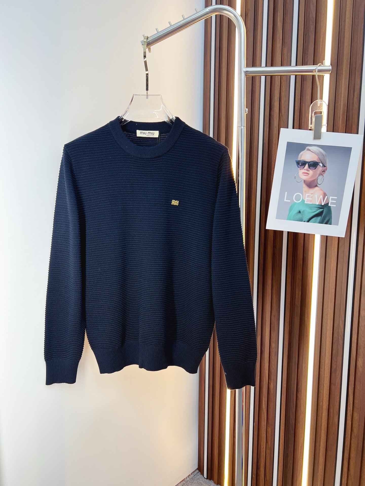 NO:598494,miumiu  The new 2025 autumn and winter men's wool sweaters are hot-selling items on sale at the counter. Every major fashion buyer and star has a versatile item. Simple and fashionable, it looks good, and the upper body is full of gentleman style. The whole sweater not only has exquisite texture and craftsmanship, but also the wiring is even and neat. The overall appearance is beautiful.  The generosity ensures that the silhouette of the clothes is not easily deformed. The custom-made wool fabric is neither very loose nor very tight, and has very good recovery properties. A fashion item that is both cold-resistant and fashionable in autumn and winter. M-3XL,,miumiu,sweaters,alexander  wang19860909miumiu 2025秋冬新款男士羊毛针织衫,专柜在售爆款单品,各大时尚买手明星人手一件的百搭单品.简单时尚甚是好看,上身绅士范十足.整件毛衣不单纹理工艺精美,走线更是精工细作均匀整齐.整体美观大方保证了衣服的廓形不易变形.定制羊毛面料,既不会很宽松也不会很紧绷,恢复性非常好.秋冬御寒与时尚兼备的一款时装单品.M-3XL,,miumiu,sweaters,alexander wang,Men's clothing