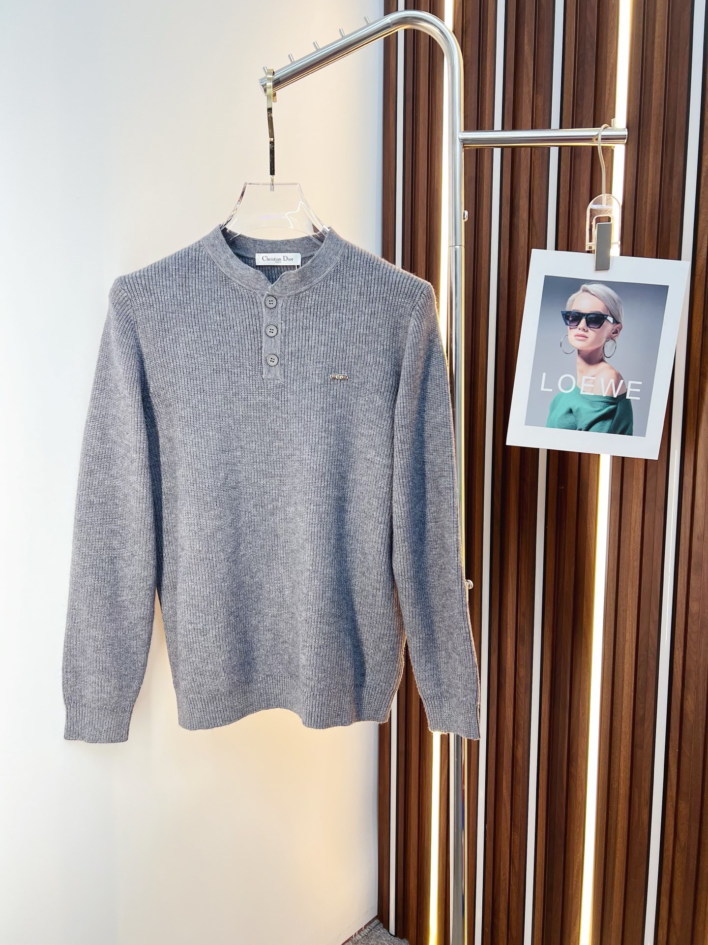 NO:598497,Dior Dior  The new 2025 autumn and winter men's wool sweaters are hot-selling items on sale at the counter. Every major fashion buyer and star has a versatile item. Simple and fashionable, it looks good, and the upper body is full of gentleman style. The whole sweater not only has exquisite texture and craftsmanship, but also the wiring is even and neat. The overall appearance is beautiful and generous.  It ensures that the silhouette of the clothes is not easily deformed. The customized wool fabric is neither very loose nor very tight, and has very good recovery properties. A fashion item that is both cold-resistant and fashionable in autumn and winter. M-3XL,, dior, dior, sweaters, alexander  wang19860909Dior 迪奥 2025秋冬新款男士羊毛针织衫,专柜在售爆款单品,各大时尚买手明星人手一件的百搭单品.简单时尚甚是好看,上身绅士范十足.整件毛衣不单纹理工艺精美,走线更是精工细作均匀整齐.整体美观大方保证了衣服的廓形不易变形.定制羊毛面料,既不会很宽松也不会很紧绷,恢复性非常好.秋冬御寒与时尚兼备的一款时装单品.M-3XL,,dior,dior,sweaters,alexander wang,Men's clothing