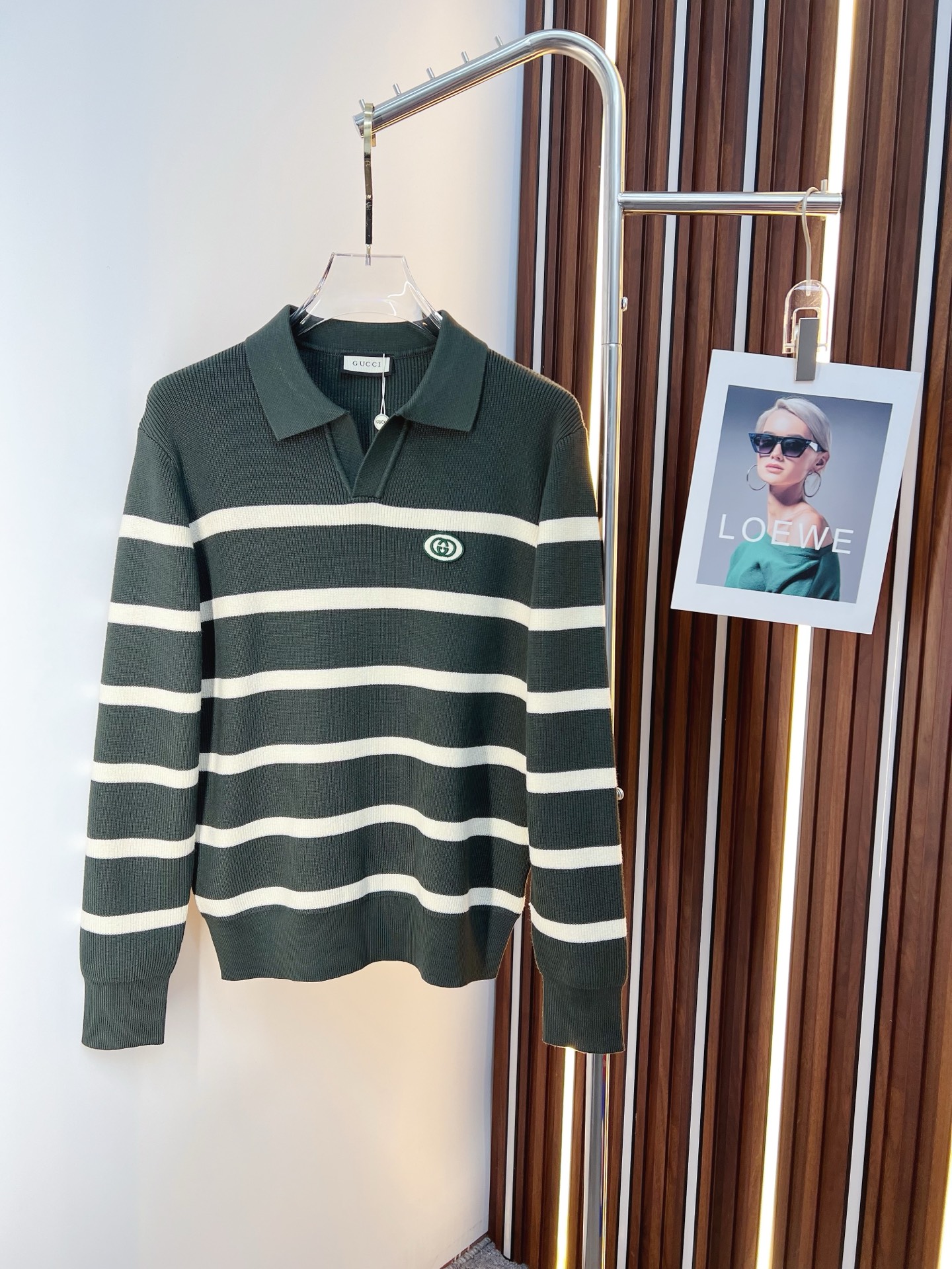 NO:598492,GUCCI Gucci  The new 2025 autumn and winter men's wool sweaters are hot-selling items on sale at the counter. Every major fashion buyer and star has a versatile item. Simple and fashionable, it looks good, and the upper body is full of gentleman style. The whole sweater not only has exquisite texture and craftsmanship, but also the wiring is even and neat. The overall appearance is beautiful.  The generosity ensures that the silhouette of the clothes is not easily deformed. The custom-made wool fabric is neither very loose nor very tight, and has very good recovery properties. A fashion item that is both cold-resistant and fashionable in autumn and winter. M-3XL,, gucci, sweaters, alexander  wang19860909GUCCI 古奇 2025秋冬新款男士羊毛针织衫,专柜在售爆款单品,各大时尚买手明星人手一件的百搭单品.简单时尚甚是好看,上身绅士范十足.整件毛衣不单纹理工艺精美,走线更是精工细作均匀整齐.整体美观大方保证了衣服的廓形不易变形.定制羊毛面料,既不会很宽松也不会很紧绷,恢复性非常好.秋冬御寒与时尚兼备的一款时装单品.M-3XL,,gucci,sweaters,alexander wang,Men's clothing