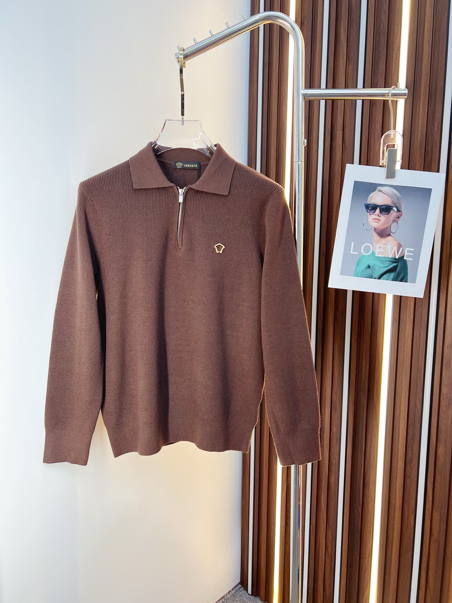 NO:598500,Versace  The new 2025 autumn and winter men's wool sweaters are hot-selling items on sale at the counter. Every major fashion buyer and star has a versatile item. Simple and fashionable, it looks good, and the upper body is full of gentleman style. The whole sweater not only has exquisite texture and craftsmanship, but also the wiring is even and neat. The overall appearance is beautiful.  This ensures that the silhouette of the clothes is not easily deformed. The custom-made wool fabric is neither very loose nor very tight, and has very good recovery properties. A fashion item that is both cold-resistant and fashionable in autumn and winter. M-3XL, versace, sweaters, alexander  wang19860909范思哲 2025秋冬新款男士羊毛针织衫,专柜在售爆款单品,各大时尚买手明星人手一件的百搭单品.简单时尚甚是好看,上身绅士范十足.整件毛衣不单纹理工艺精美,走线更是精工细作均匀整齐.整体美观大方保证了衣服的廓形不易变形.定制羊毛面料,既不会很宽松也不会很紧绷,恢复性非常好.秋冬御寒与时尚兼备的一款时装单品.M-3XL,,versace,sweaters,alexander wang,Men's clothing