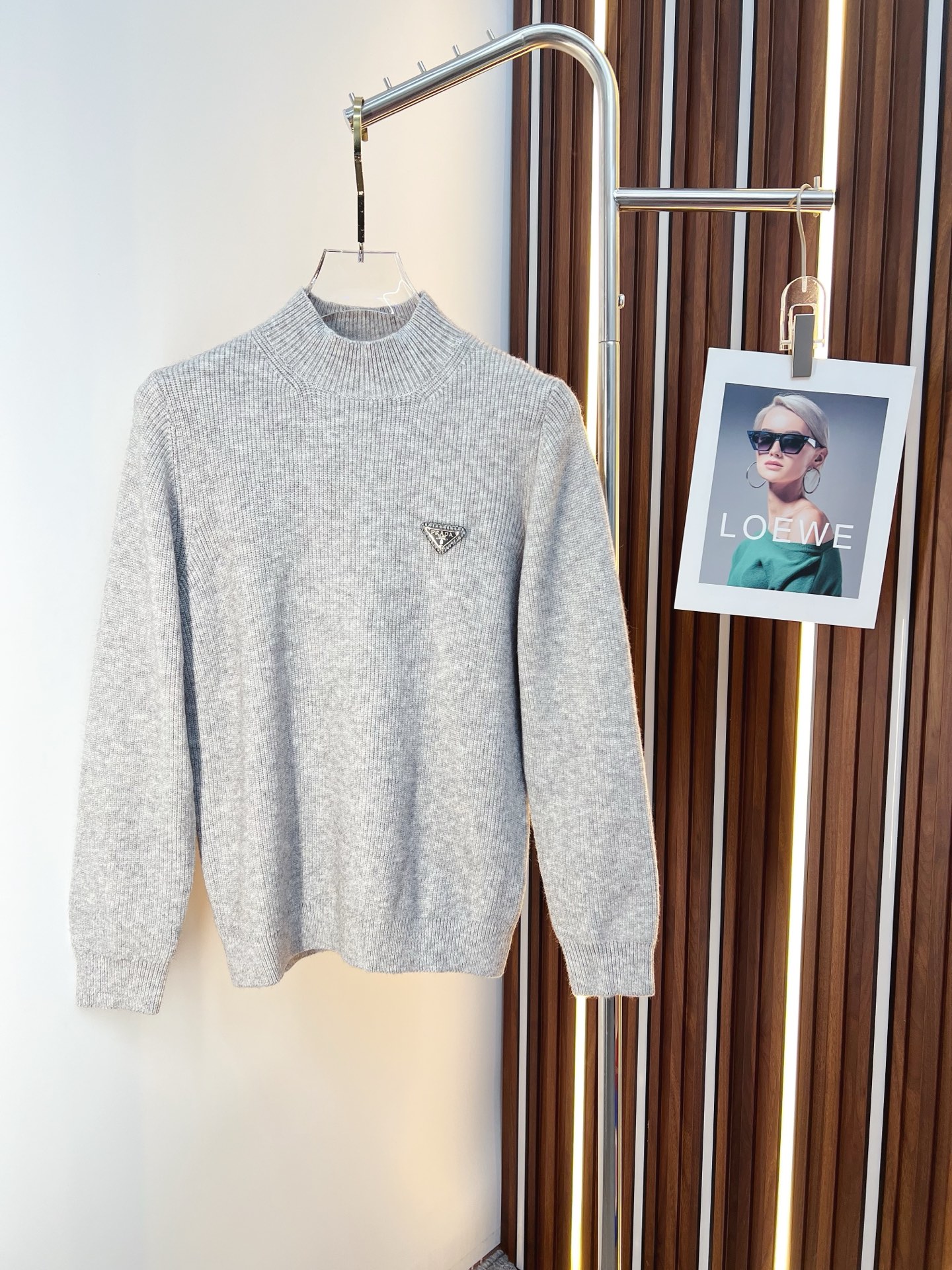 NO:598503,PRADA Prada  The new 2025 autumn and winter men's wool sweaters are hot-selling items on sale at the counter. Every major fashion buyer and star has a versatile item. Simple and fashionable, it looks good, and the upper body is full of gentleman style. The whole sweater not only has exquisite texture and craftsmanship, but also the wiring is even and neat. The overall appearance is beautiful and generous.  It proves that the silhouette of the clothes is not easy to deform. The customized wool fabric is neither very loose nor very tight, and has very good recovery. A fashion item that is both cold-resistant and fashionable in autumn and winter. M-3XL,, prada, prada, sweaters, alexander  wang19860909PRADA 普拉达 2025秋冬新款男士羊毛针织衫,专柜在售爆款单品,各大时尚买手明星人手一件的百搭单品.简单时尚甚是好看,上身绅士范十足.整件毛衣不单纹理工艺精美,走线更是精工细作均匀整齐.整体美观大方保证了衣服的廓形不易变形.定制羊毛面料,既不会很宽松也不会很紧绷,恢复性非常好.秋冬御寒与时尚兼备的一款时装单品.M-3XL,,prada,prada,sweaters,alexander wang,Men's clothing