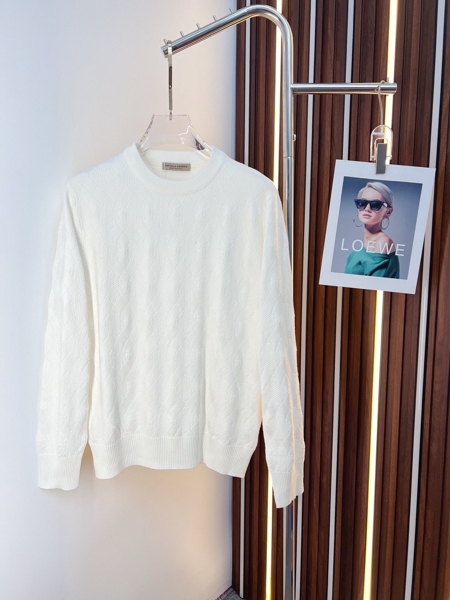 NO:598512,BV  The new 2025 autumn and winter men's wool sweaters are hot-selling items on sale at the counter. Every major fashion buyer and star has a versatile item. Simple and fashionable, it looks good, and the upper body is full of gentleman's style. The entire sweater is not only exquisite in texture and craftsmanship, but also finely crafted in wiring.  Uniform and neat. The overall beautiful appearance ensures that the silhouette of the clothes is not easily deformed. Customized wool fabric, neither very loose nor very tight, and has very good recovery properties. A fashion item that is both cold-resistant and fashionable in autumn and winter. M-3XL,,bottega  veneta,sweaters,alexander wang19860909BV 2025秋冬新款男士羊毛针织衫,专柜在售爆款单品,各大时尚买手明星人手一件的百搭单品.简单时尚甚是好看,上身绅士范十足.整件毛衣不单纹理工艺精美,走线更是精工细作均匀整齐.整体美观大方保证了衣服的廓形不易变形.定制羊毛面料,既不会很宽松也不会很紧绷,恢复性非常好.秋冬御寒与时尚兼备的一款时装单品.M-3XL,,bottega veneta,sweaters,alexander wang,Men's clothing