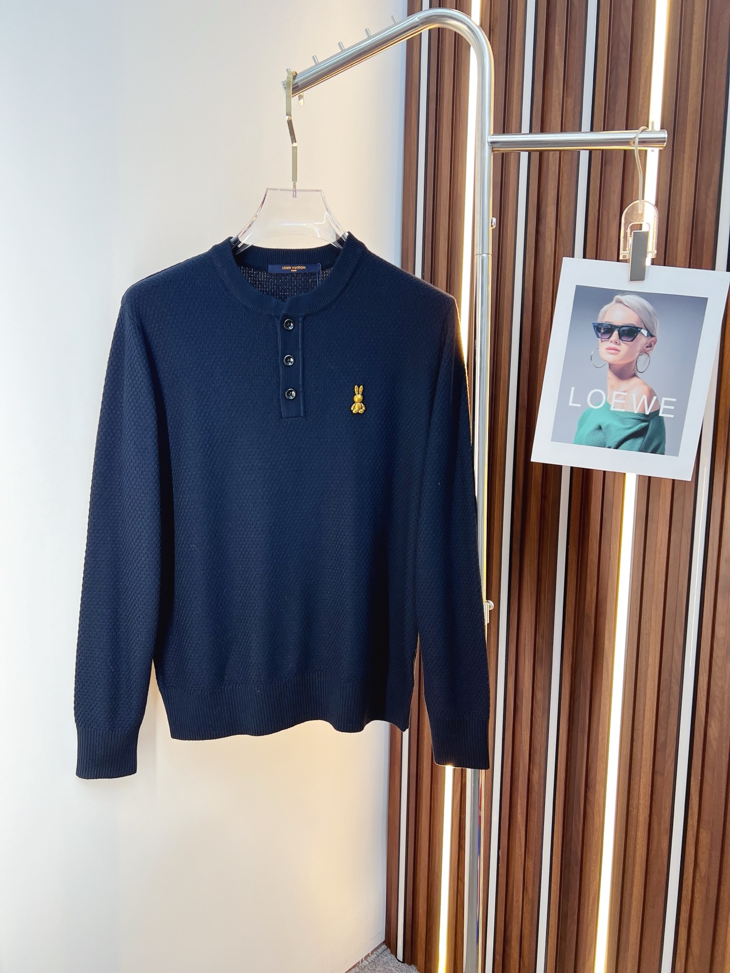 NO:598515,LV  The new 2025 autumn and winter men's wool sweaters are hot-selling items on sale at the counter. Every major fashion buyer and star has a versatile item. Simple and fashionable, it looks good, and the upper body is full of gentleman style. The whole sweater not only has exquisite texture and fine craftsmanship, but also has fine workmanship.  The work is uniform and neat. The overall beautiful appearance ensures that the silhouette of the clothes is not easy to deform. The customized wool fabric is neither very loose nor very tight, and has very good recovery properties. A fashion item that is both cold-resistant and fashionable in autumn and winter. M-3XL, Louis  vuitton,sweaters,alexander wang19860909LV 2025秋冬新款男士羊毛针织衫,专柜在售爆款单品,各大时尚买手明星人手一件的百搭单品.简单时尚甚是好看,上身绅士范十足.整件毛衣不单纹理工艺精美,走线更是精工细作均匀整齐.整体美观大方保证了衣服的廓形不易变形.定制羊毛面料,既不会很宽松也不会很紧绷,恢复性非常好.秋冬御寒与时尚兼备的一款时装单品.M-3XL,,louis vuitton,sweaters,alexander wang,Men's clothing