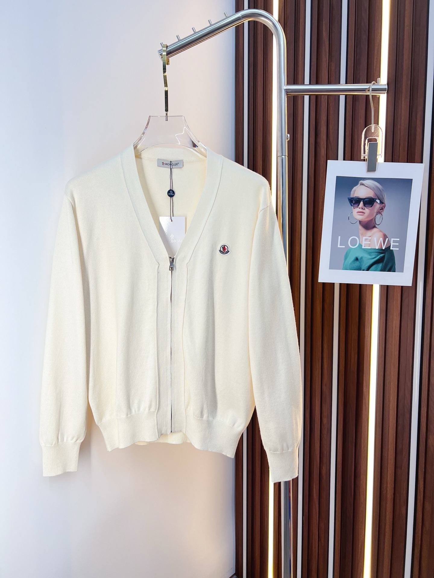 NO:598495,Mouth covering  The new 2025 autumn and winter men's wool sweaters are hot-selling items on sale at the counter. Every major fashion buyer and star has a versatile item. Simple and fashionable, it looks good, and the upper body is full of gentleman style. The whole sweater not only has exquisite texture and craftsmanship, but also the wiring is even and neat. The overall appearance is beautiful.  This ensures that the silhouette of the clothes is not easily deformed. The custom-made wool fabric is neither very loose nor very tight, and has very good recovery properties. A fashion item that is both cold-resistant and fashionable in autumn and winter. M-3XL, Moncler, sweaters, alexander  wang19860909蒙口 2025秋冬新款男士羊毛针织衫,专柜在售爆款单品,各大时尚买手明星人手一件的百搭单品.简单时尚甚是好看,上身绅士范十足.整件毛衣不单纹理工艺精美,走线更是精工细作均匀整齐.整体美观大方保证了衣服的廓形不易变形.定制羊毛面料,既不会很宽松也不会很紧绷,恢复性非常好.秋冬御寒与时尚兼备的一款时装单品.M-3XL,,Moncler,sweaters,alexander wang,Men's clothing