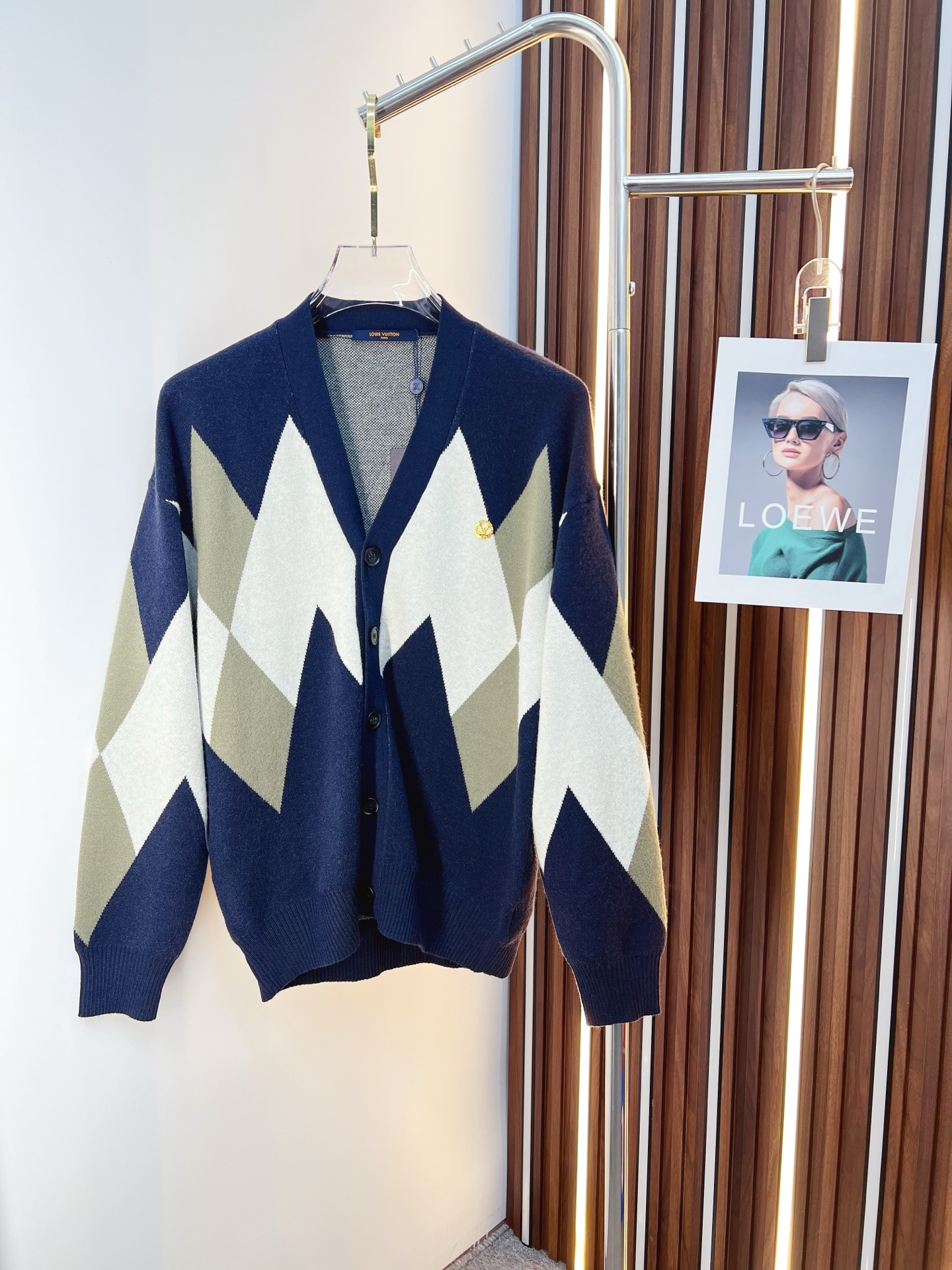 NO:598498,Lv  The new 2025 autumn and winter men's wool sweaters are hot-selling items on sale at the counter. Every major fashion buyer and star has a versatile item. Simple and fashionable, it looks good, and the upper body is full of gentleman style. The whole sweater not only has exquisite texture and fine craftsmanship, but also has fine workmanship.  The work is uniform and neat. The overall beautiful appearance ensures that the silhouette of the clothes is not easy to deform. The customized wool fabric is neither very loose nor very tight, and has very good recovery properties. A fashion item that is both cold-resistant and fashionable in autumn and winter. M-3XL, Louis  vuitton,sweaters,alexander wang19860909Lv 2025秋冬新款男士羊毛针织衫,专柜在售爆款单品,各大时尚买手明星人手一件的百搭单品.简单时尚甚是好看,上身绅士范十足.整件毛衣不单纹理工艺精美,走线更是精工细作均匀整齐.整体美观大方保证了衣服的廓形不易变形.定制羊毛面料,既不会很宽松也不会很紧绷,恢复性非常好.秋冬御寒与时尚兼备的一款时装单品.M-3XL,,louis vuitton,sweaters,alexander wang,Men's clothing