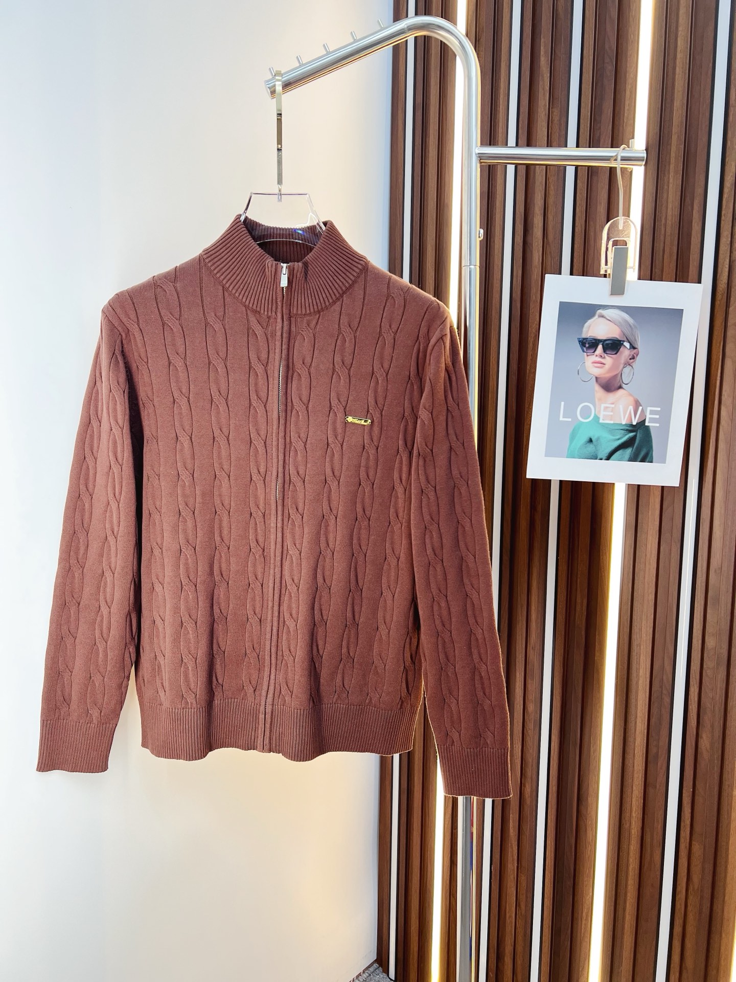 NO:598501,LP  The new autumn and winter men's wool sweaters are hot-selling items on sale at the counter. Every major fashion buyer and star has a versatile item. Simple and fashionable, it looks good, and the upper body is full of gentleman's style. The entire sweater is not only exquisite in texture and craftsmanship, but also finely crafted and evenly routed.  Uniform and neat. The overall beautiful appearance ensures that the silhouette of the clothes is not easily deformed. The customized wool fabric is neither very loose nor very tight, and has very good recovery properties. A fashion item that is both cold-resistant and fashionable in autumn and winter. M-3XL,,loro  piana,sweaters,alexander wang19860909LP 秋冬新款男士羊毛针织衫,专柜在售爆款单品,各大时尚买手明星人手一件的百搭单品.简单时尚甚是好看,上身绅士范十足.整件毛衣不单纹理工艺精美,走线更是精工细作均匀整齐.整体美观大方保证了衣服的廓形不易变形.定制羊毛面料,既不会很宽松也不会很紧绷,恢复性非常好.秋冬御寒与时尚兼备的一款时装单品.M-3XL,,loro piana,sweaters,alexander wang,Men's clothing