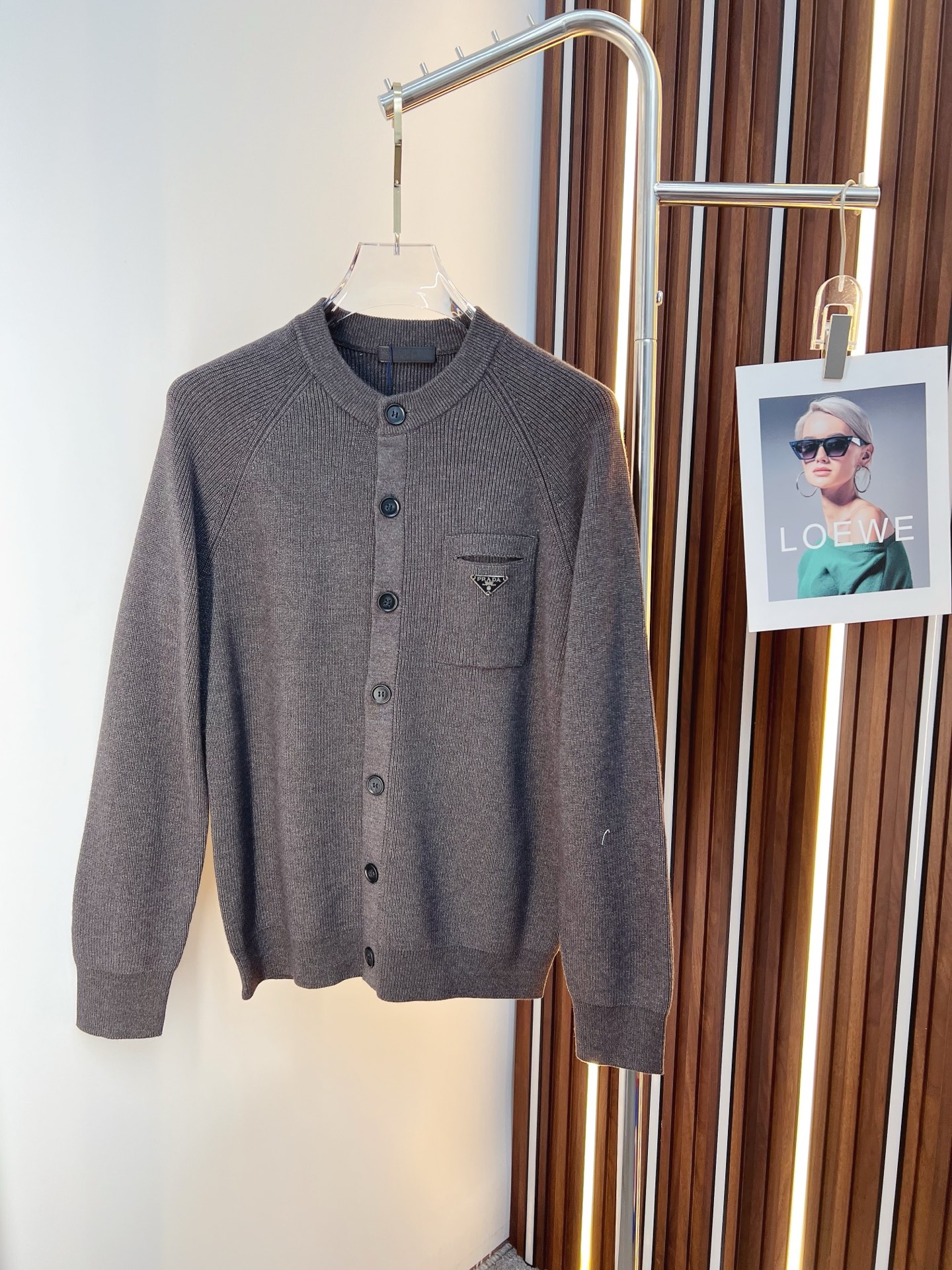 NO:598504,PRADA Prada  The new 2025 autumn and winter men's wool sweaters are hot-selling items on sale at the counter. Every major fashion buyer and star has a versatile item. Simple and fashionable, it looks good, and the upper body is full of gentleman style. The whole sweater not only has exquisite texture and craftsmanship, but also the wiring is even and neat. The overall appearance is beautiful and generous.  It proves that the silhouette of the clothes is not easy to deform. The customized wool fabric is neither very loose nor very tight, and has very good recovery. A fashion item that is both cold-resistant and fashionable in autumn and winter. M-3XL,, prada, prada, sweaters, alexander  wang19860909PRADA 普拉达 2025秋冬新款男士羊毛针织衫,专柜在售爆款单品,各大时尚买手明星人手一件的百搭单品.简单时尚甚是好看,上身绅士范十足.整件毛衣不单纹理工艺精美,走线更是精工细作均匀整齐.整体美观大方保证了衣服的廓形不易变形.定制羊毛面料,既不会很宽松也不会很紧绷,恢复性非常好.秋冬御寒与时尚兼备的一款时装单品.M-3XL,,prada,prada,sweaters,alexander wang,Men's clothing