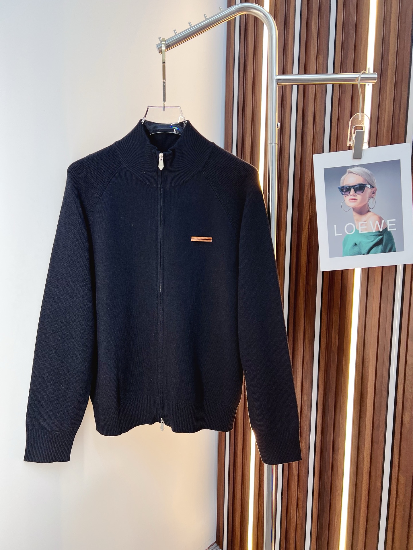 NO:598510,Zegna  The new 2025 autumn and winter men's wool sweaters are hot-selling items on sale at the counter. Every major fashion buyer and star has a versatile item. Simple and fashionable, it looks good, and the upper body is full of gentleman style. The whole sweater not only has exquisite texture and craftsmanship, but also the wiring is even and neat. The overall appearance is beautiful.  The generosity ensures that the silhouette of the clothes is not easily deformed. The custom-made wool fabric is neither very loose nor very tight, and has very good recovery properties. A fashion item that is both cold-resistant and fashionable in autumn and winter. M-3XL,,zegna,sweaters,alexander  wang19860909杰尼亚 2025秋冬新款男士羊毛针织衫,专柜在售爆款单品,各大时尚买手明星人手一件的百搭单品.简单时尚甚是好看,上身绅士范十足.整件毛衣不单纹理工艺精美,走线更是精工细作均匀整齐.整体美观大方保证了衣服的廓形不易变形.定制羊毛面料,既不会很宽松也不会很紧绷,恢复性非常好.秋冬御寒与时尚兼备的一款时装单品.M-3XL,,zegna,sweaters,alexander wang,Men's clothing