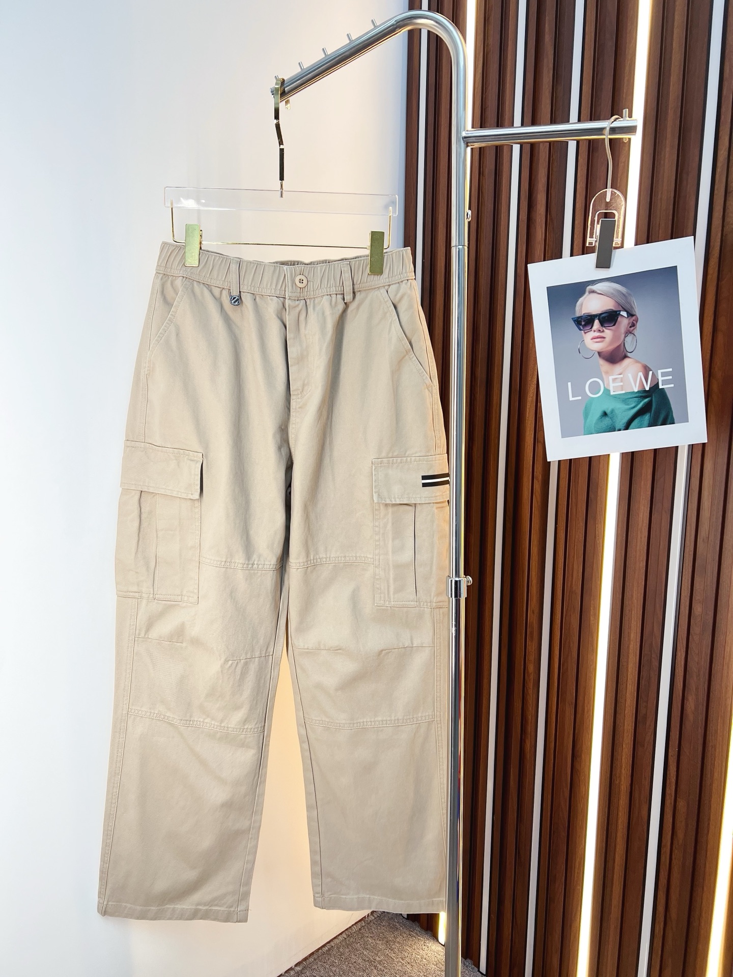 NO:625878,Ermenegildo Zegna 2025 autumn and winter new casual pants, loose wide-leg pants, loose enough to modify various leg shapes, casual style with work pockets, simple but not simple, classic yet fashionable, the fabric is quite wide and stylish, the latest style work pants, three-dimensional side pocket design dominates the overall work wear tone, 608 iconic logo on the front and rear pockets  The overall geometric sense is very strong, which is particularly eye-catching in the minimalist silhouette. The waist adopts an elastic waist design for comfortable wearing, which is the finishing touch. The high-count Xinjiang long-staple cotton fabric is soft, comfortable, versatile and stylish!  Size M-3XL,,zegna,alexander wang19860909杰尼亚 2025秋冬新款休闲裤 宽松阔腿裤型 宽松有度可修饰各种腿型 工装口袋休闲风 简约而不简单 经典又不失时尚感 面料挺阔有型 最新风格工装裤卫裤 侧边立体感口袋设计 主导了整体的工装调性,608前后口袋标志性logo 整体几何感极强,在极简的轮廓中尤为吸睛.腰部采用的是为舒适穿着而生的松紧腰围设计,点睛效果到位.高支新疆长绒棉面料 柔软舒适 百搭有型！码数M-3XL,,zegna,alexander wang,Men's clothing