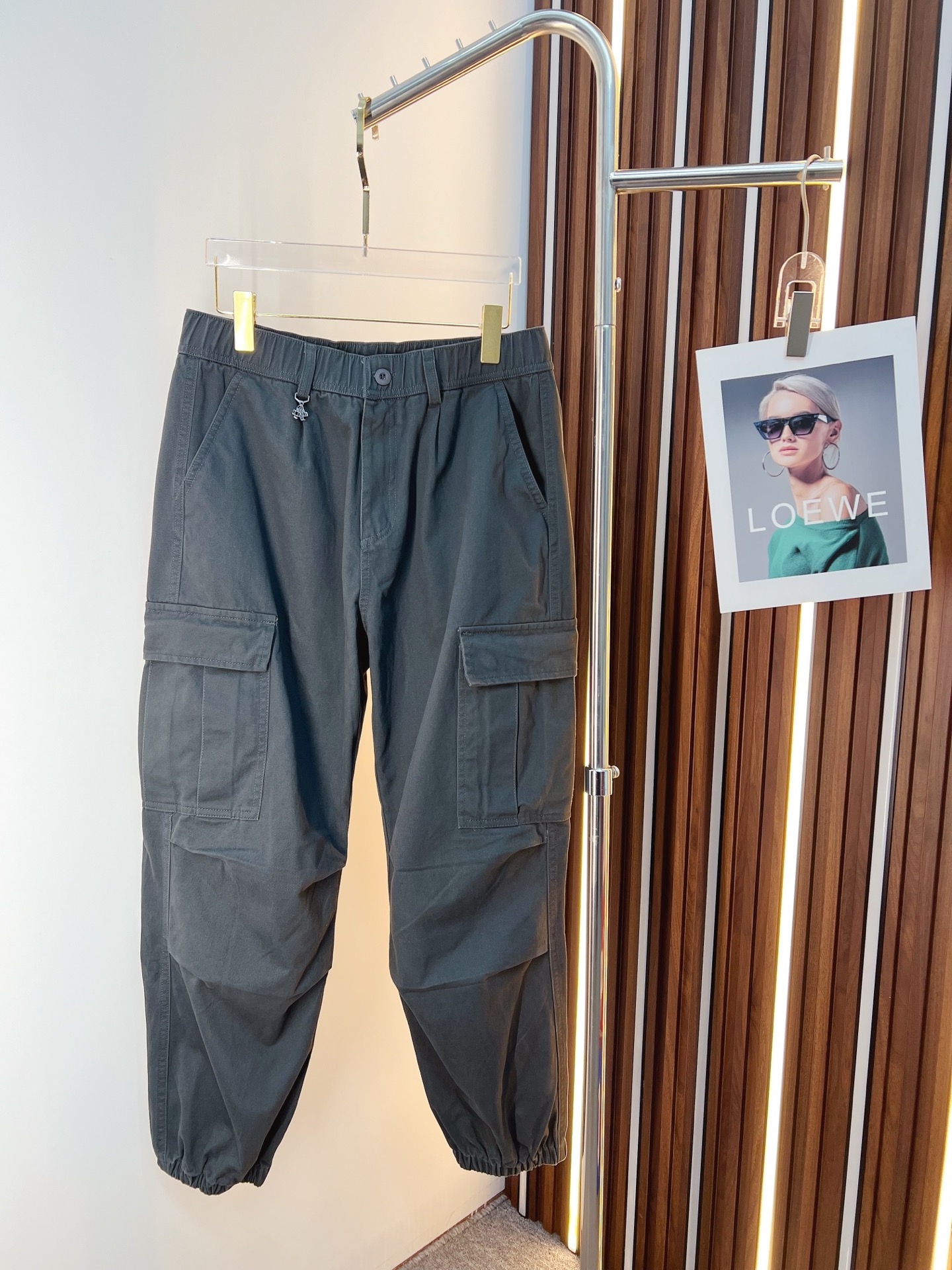 NO:625807,PRADA 2025 autumn and winter new casual pants, loose wide-leg pants, loose enough to modify various leg shapes, work pocket casual style, simple but not simple, classic yet fashionable, the fabric is quite wide and stylish, the latest style work pants and sweatpants, the side three-dimensional pocket design dominates the overall work wear tone, 608 front and rear pockets iconic logo  The overall geometric sense is very strong, which is particularly eye-catching in the minimalist silhouette. The waist adopts an elastic waist design for comfortable wearing, which is the finishing touch. The high-count Xinjiang long-staple cotton fabric is soft, comfortable, versatile and stylish!  Size M-3XL,,prada,prada,alexander wang19860909PRADA 普拉达 2025秋冬新款休闲裤 宽松阔腿裤型 宽松有度可修饰各种腿型 工装口袋休闲风 简约而不简单 经典又不失时尚感 面料挺阔有型 最新风格工装裤卫裤 侧边立体感口袋设计 主导了整体的工装调性,608前后口袋标志性logo 整体几何感极强,在极简的轮廓中尤为吸睛.腰部采用的是为舒适穿着而生的松紧腰围设计,点睛效果到位.高支新疆长绒棉面料 柔软舒适 百搭有型！码数M-3XL,,prada,prada,alexander wang,Men's clothing