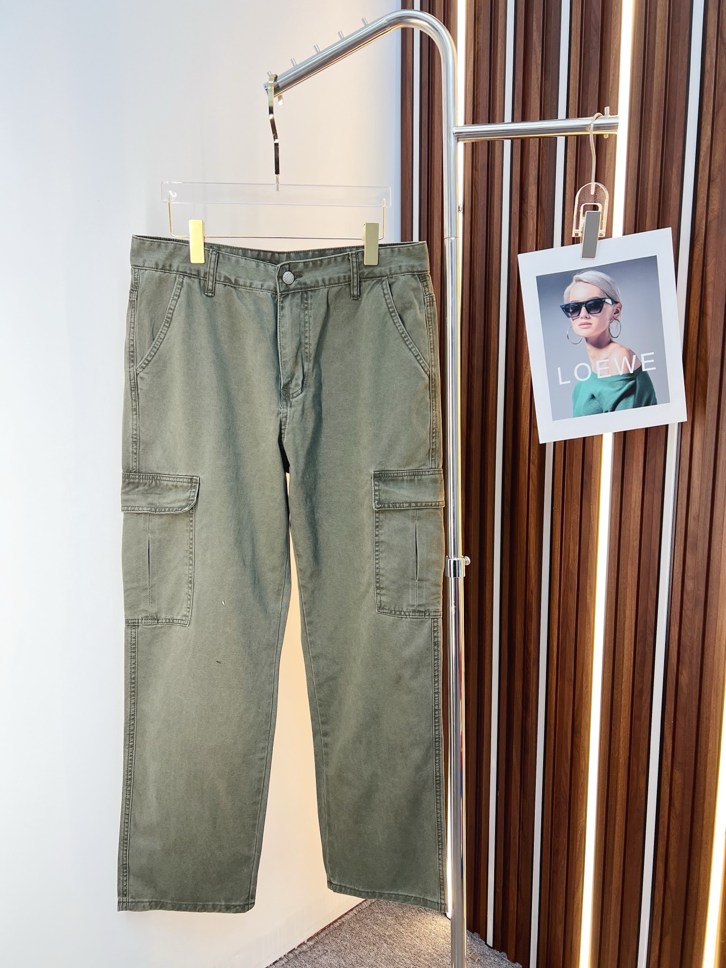 NO:625820,Cavalli 2025 autumn and winter new casual pants, loose wide-leg pants, loose enough to modify various leg shapes, work pocket casual style, simple but not simple, classic yet fashionable, the fabric is quite wide and stylish, the latest style work pants and sweatpants, side three-dimensional pocket design dominates the overall work wear tone, iconic logo on the front and rear pockets  The overall geometric sense is very strong, which is particularly eye-catching in the minimalist silhouette. The waist adopts an elastic waist design for comfortable wearing, which is the finishing touch. The high-count Xinjiang long-staple cotton fabric is soft, comfortable, versatile and stylish!  Size M-3XL,,alexander wang19860909卡沃莉 2025秋冬新款休闲裤 宽松阔腿裤型 宽松有度可修饰各种腿型 工装口袋休闲风 简约而不简单 经典又不失时尚感 面料挺阔有型 最新风格工装裤卫裤 侧边立体感口袋设计 主导了整体的工装调性,前后口袋标志性logo 整体几何感极强,在极简的轮廓中尤为吸睛.腰部采用的是为舒适穿着而生的松紧腰围设计,点睛效果到位.高支新疆长绒棉面料 柔软舒适 百搭有型！码数M-3XL,,alexander wang,Men's clothing