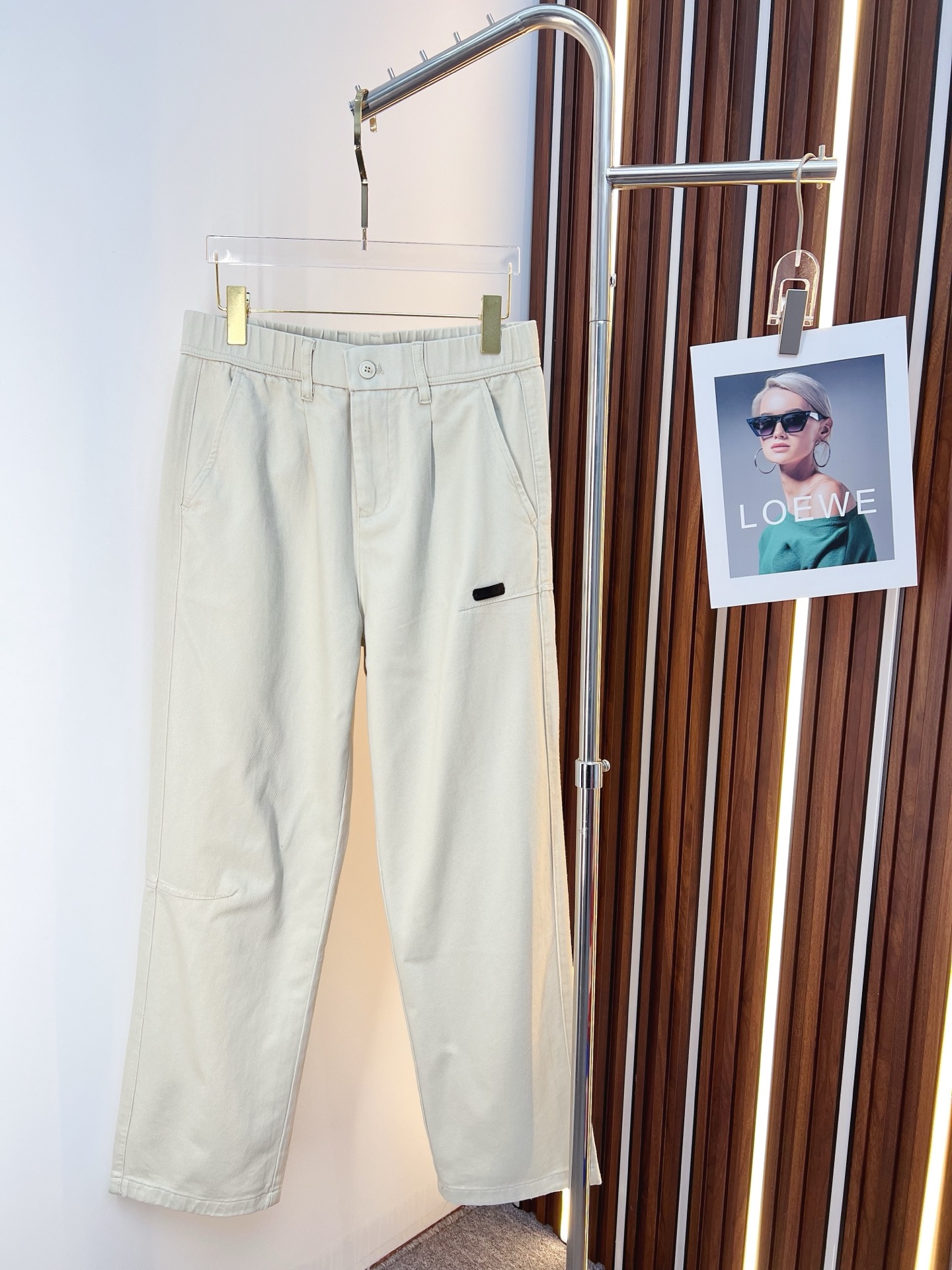 NO:625829,LP new autumn and winter casual pants, loose wide-leg pants, loose enough to modify various leg shapes, work pocket casual style, simple but not simple, classic yet fashionable, the fabric is quite wide and stylish, the latest style work pants and sweatpants, side three-dimensional pocket design dominates the overall work wear tone, iconic logo on the front and rear pockets  The overall geometric sense is very strong, which is particularly eye-catching in the minimalist silhouette. The waist adopts an elastic waist design for comfortable wearing, which is the finishing touch. The high-count Xinjiang long-staple cotton fabric is soft, comfortable, versatile and stylish!  Size M-3XL,,loro piana,alexander wang19860909LP 秋冬新款休闲裤 宽松阔腿裤型 宽松有度可修饰各种腿型 工装口袋休闲风 简约而不简单 经典又不失时尚感 面料挺阔有型 最新风格工装裤卫裤 侧边立体感口袋设计 主导了整体的工装调性,前后口袋标志性logo 整体几何感极强,在极简的轮廓中尤为吸睛.腰部采用的是为舒适穿着而生的松紧腰围设计,点睛效果到位.高支新疆长绒棉面料 柔软舒适 百搭有型！码数M-3XL,,loro piana,alexander wang,Men's clothing