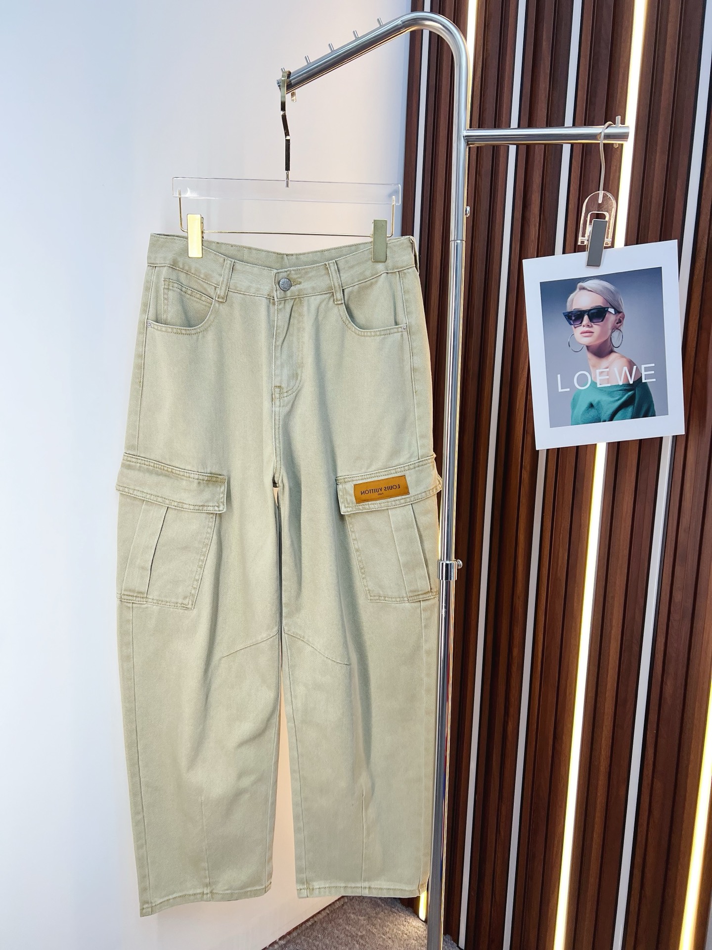 NO:625837,LV 2025 autumn and winter new casual pants, loose wide-leg pants, loose enough to modify various leg shapes, work pocket casual style, simple but not simple, classic yet fashionable, the fabric is quite wide and stylish, the latest style work pants and sweatpants, the side three-dimensional pocket design dominates the overall work wear tone, 608 front and rear pockets iconic logo  The overall geometric sense is very strong, which is particularly eye-catching in the minimalist silhouette. The waist adopts an elastic waist design for comfortable wearing, which is the finishing touch. The high-count Xinjiang long-staple cotton fabric is soft, comfortable, versatile and stylish!  Size M-3XL,,louis vuitton,alexander wang19860909LV 2025秋冬新款休闲裤 宽松阔腿裤型 宽松有度可修饰各种腿型 工装口袋休闲风 简约而不简单 经典又不失时尚感 面料挺阔有型 最新风格工装裤卫裤 侧边立体感口袋设计 主导了整体的工装调性,608前后口袋标志性logo 整体几何感极强,在极简的轮廓中尤为吸睛.腰部采用的是为舒适穿着而生的松紧腰围设计,点睛效果到位.高支新疆长绒棉面料 柔软舒适 百搭有型！码数M-3XL,,louis vuitton,alexander wang,Men's clothing
