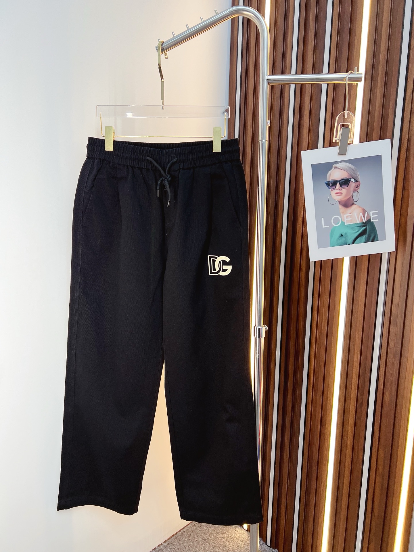 NO:625845,DG 2025 autumn and winter new casual pants, loose wide-leg pants, loose enough to modify various leg shapes, work pocket casual style, simple but not simple, classic yet fashionable, the fabric is quite wide and stylish, the latest style work pants, three-dimensional side pocket design dominates the overall work wear tone, 608 front and rear pockets iconic logo  The overall geometric sense is very strong, which is particularly eye-catching in the minimalist silhouette. The waist adopts an elastic waist design for comfortable wearing, which is the finishing touch. The high-count Xinjiang long-staple cotton fabric is soft, comfortable, versatile and stylish!  Size M-3XL,,alexander wang19860909DG 2025秋冬新款休闲裤 宽松阔腿裤型 宽松有度可修饰各种腿型 工装口袋休闲风 简约而不简单 经典又不失时尚感 面料挺阔有型 最新风格工装裤卫裤 侧边立体感口袋设计 主导了整体的工装调性,608前后口袋标志性logo 整体几何感极强,在极简的轮廓中尤为吸睛.腰部采用的是为舒适穿着而生的松紧腰围设计,点睛效果到位.高支新疆长绒棉面料 柔软舒适 百搭有型！码数M-3XL,,alexander wang,Men's clothing