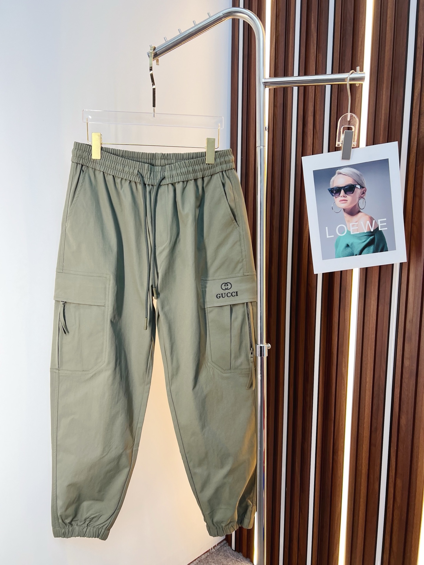 NO:625854,GUCCI 2025 autumn and winter new casual pants, loose wide-leg pants, loose enough to modify various leg shapes, work pocket casual style, simple but not simple, classic yet fashionable, the fabric is quite wide and stylish, the latest style work pants and sweatpants, side three-dimensional pocket design dominates the overall work wear tone, 608 front and rear pockets iconic logo  The overall geometric sense is very strong, which is particularly eye-catching in the minimalist silhouette. The waist adopts an elastic waist design for comfortable wearing, which is the finishing touch. The high-count Xinjiang long-staple cotton fabric is soft, comfortable, versatile and stylish!  Size M-3XL,,gucci,alexander wang19860909GUCCI 古奇 2025秋冬新款休闲裤 宽松阔腿裤型 宽松有度可修饰各种腿型 工装口袋休闲风 简约而不简单 经典又不失时尚感 面料挺阔有型 最新风格工装裤卫裤 侧边立体感口袋设计 主导了整体的工装调性,608前后口袋标志性logo 整体几何感极强,在极简的轮廓中尤为吸睛.腰部采用的是为舒适穿着而生的松紧腰围设计,点睛效果到位.高支新疆长绒棉面料 柔软舒适 百搭有型！码数M-3XL,,gucci,alexander wang,Men's clothing