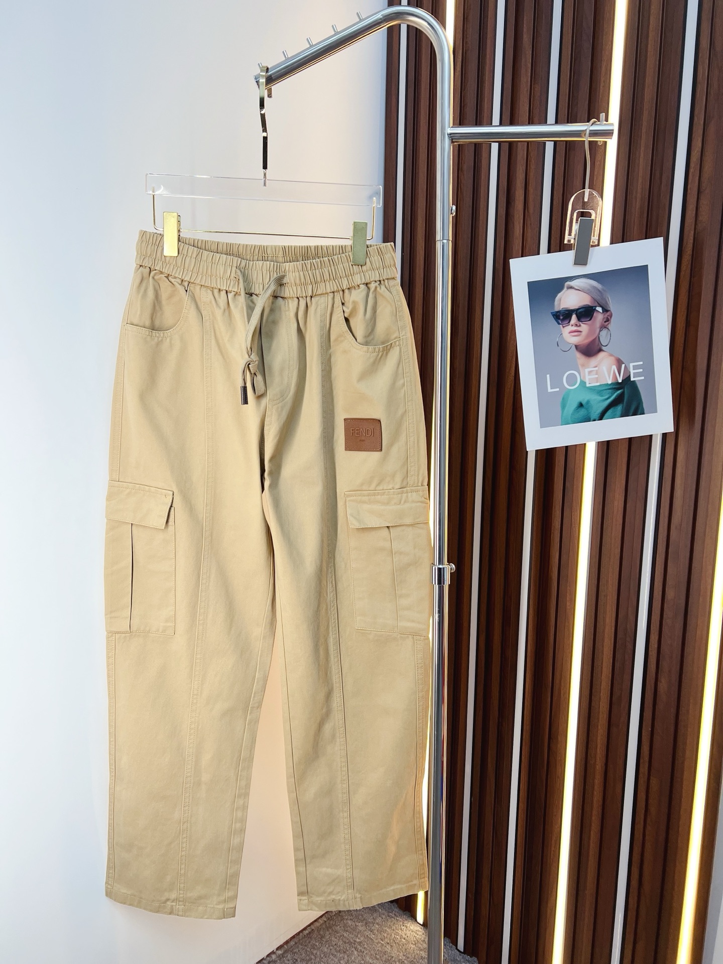 NO:625863,FENDI Fendi 2025 autumn and winter new casual pants, loose wide-leg pants, loose enough to modify various leg shapes, work pocket casual style, simple but not simple, classic yet fashionable, the fabric is quite wide and stylish, the latest style work pants and sweatpants, side three-dimensional pocket design dominates the overall work wear tone, 608 front and rear pockets iconic logo  The overall geometric sense is very strong, which is particularly eye-catching in the minimalist silhouette. The waist adopts an elastic waist design for comfortable wearing, which is the finishing touch. The high-count Xinjiang long-staple cotton fabric is soft, comfortable, versatile and stylish!  Size M-3XL,,fendi,fendi,alexander wang19860909FENDI 芬迪 2025秋冬新款休闲裤 宽松阔腿裤型 宽松有度可修饰各种腿型 工装口袋休闲风 简约而不简单 经典又不失时尚感 面料挺阔有型 最新风格工装裤卫裤 侧边立体感口袋设计 主导了整体的工装调性,608前后口袋标志性logo 整体几何感极强,在极简的轮廓中尤为吸睛.腰部采用的是为舒适穿着而生的松紧腰围设计,点睛效果到位.高支新疆长绒棉面料 柔软舒适 百搭有型！码数M-3XL,,fendi,fendi,alexander wang,Men's clothing