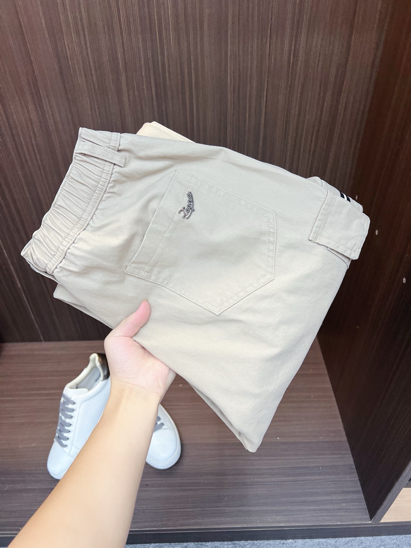 NO:594900,Price adjustment Ermenegildo Zegna's new casual pants for autumn and winter. Loose wide-leg pants. Loose enough to modify various leg shapes. Work pocket casual style. Simple but not simple. Classic yet fashionable. The fabric is quite wide and stylish. The latest style work pants and sweatpants. Side three-dimensional pocket design dominates the overall work wear tone. Iconic logo on the front and rear pockets.  The overall geometric sense is very strong, which is particularly eye-catching in the minimalist silhouette. The waist adopts an elastic waist design for comfortable wearing, which is the finishing touch. The high-count Xinjiang long-staple cotton fabric is soft, comfortable, versatile and stylish!  Size M-3XL,,zegna,alexander wang19860909调价 杰尼亚 秋冬新款休闲裤 宽松阔腿裤型 宽松有度可修饰各种腿型 工装口袋休闲风 简约而不简单 经典又不失时尚感 面料挺阔有型 最新风格工装裤卫裤 侧边立体感口袋设计 主导了整体的工装调性,前后口袋标志性logo 整体几何感极强,在极简的轮廓中尤为吸睛.腰部采用的是为舒适穿着而生的松紧腰围设计,点睛效果到位.高支新疆长绒棉面料 柔软舒适 百搭有型！码数M-3XL,,zegna,alexander wang,Men's clothing