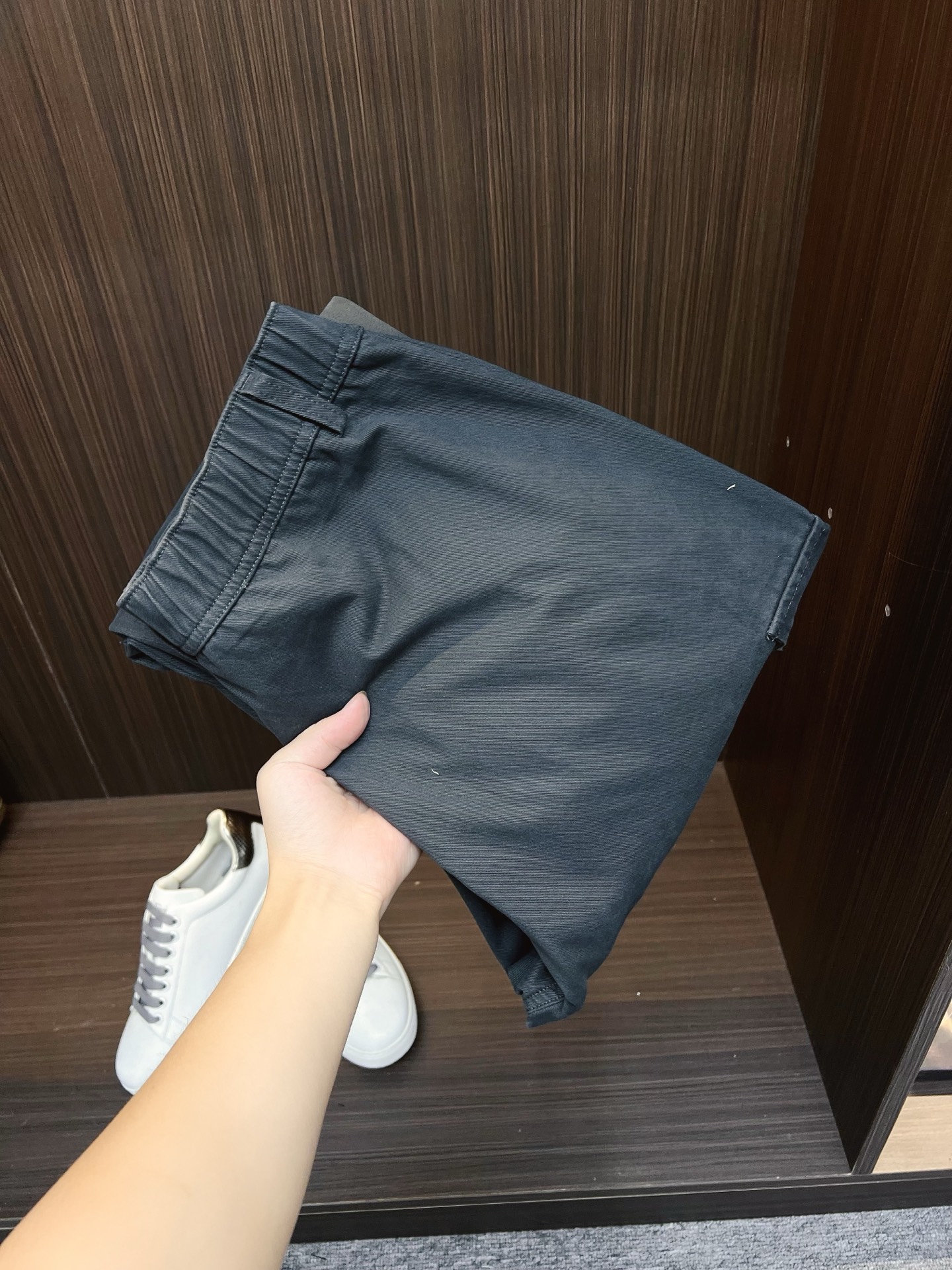 NO:594902,Price adjustment PRADA New casual pants for autumn and winter Loose wide-leg pants. Loose enough to modify various leg shapes. Work pocket casual style. Simple but not simple. Classic yet fashionable. The fabric is quite wide and stylish. The latest style work pants and sweatpants. Side three-dimensional pocket design dominates the overall work wear tone. Iconic logo on the front and rear pockets.  The overall geometric sense is very strong, which is particularly eye-catching in the minimalist silhouette. The waist adopts an elastic waist design for comfortable wearing, which is the finishing touch. The high-count Xinjiang long-staple cotton fabric is soft, comfortable, versatile and stylish!  Size M-3XL,,prada,prada,alexander wang19860909调价 PRADA 普拉达 秋冬新款休闲裤 宽松阔腿裤型 宽松有度可修饰各种腿型 工装口袋休闲风 简约而不简单 经典又不失时尚感 面料挺阔有型 最新风格工装裤卫裤 侧边立体感口袋设计 主导了整体的工装调性,前后口袋标志性logo 整体几何感极强,在极简的轮廓中尤为吸睛.腰部采用的是为舒适穿着而生的松紧腰围设计,点睛效果到位.高支新疆长绒棉面料 柔软舒适 百搭有型！码数M-3XL,,prada,prada,alexander wang,Men's clothing