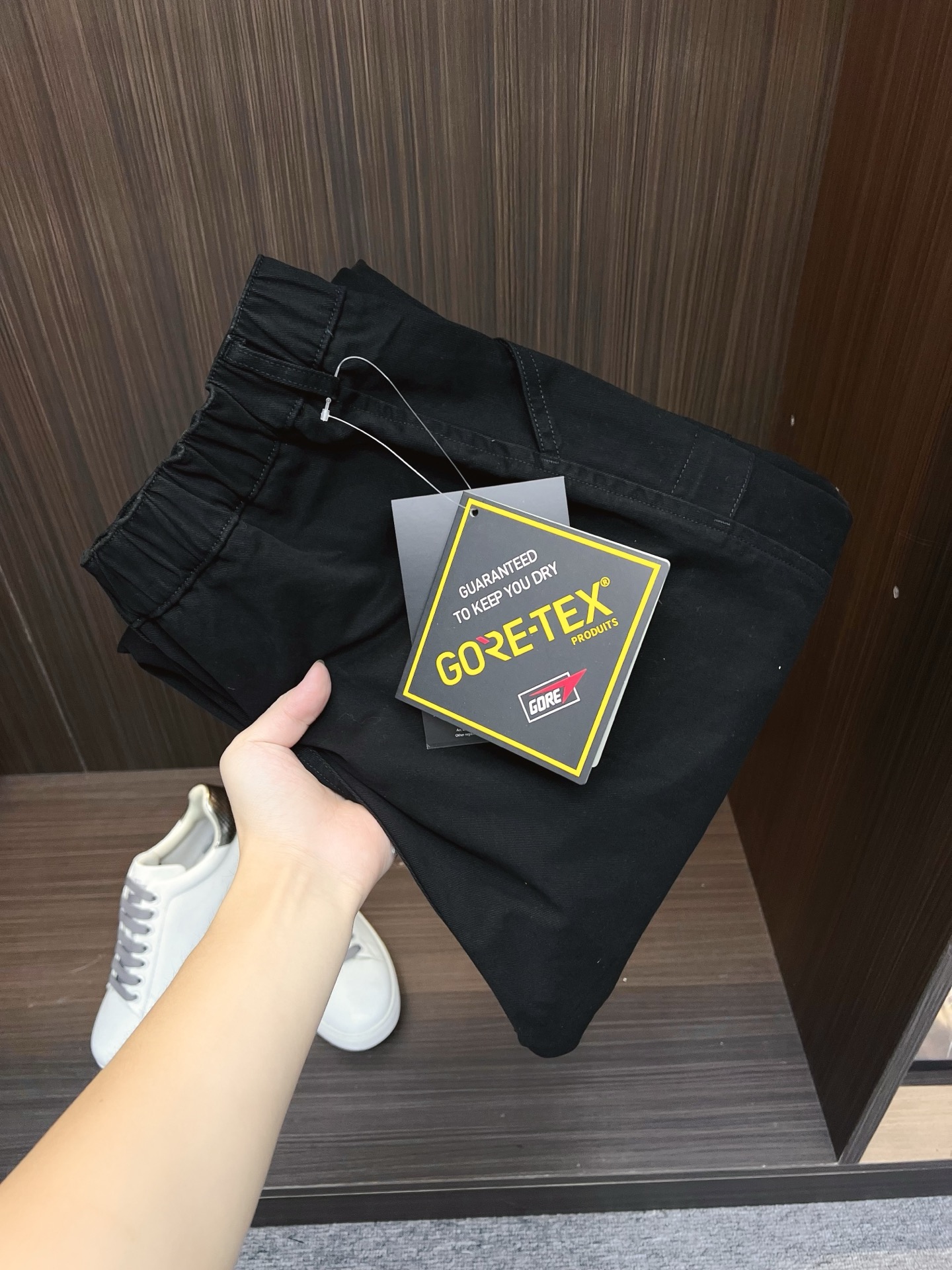 NO:594905,Price adjustment Arc'teryx new autumn and winter casual pants, loose wide-leg pants, loose enough to modify various leg shapes, work pocket casual style, simple but not simple, classic yet fashionable, the fabric is quite wide and stylish, the latest style work pants and sweatpants, side three-dimensional pocket design dominates the overall work wear tone, iconic logo on the front and rear pockets  The overall geometric sense is very strong, which is particularly eye-catching in the minimalist silhouette. The waist adopts an elastic waist design for comfortable wearing, which is the finishing touch. The high-count Xinjiang long-staple cotton fabric is soft, comfortable, versatile and stylish!  Size M-3XL,arc'teryx,alexander wang19860909调价 始祖鸟 秋冬新款休闲裤 宽松阔腿裤型 宽松有度可修饰各种腿型 工装口袋休闲风 简约而不简单 经典又不失时尚感 面料挺阔有型 最新风格工装裤卫裤 侧边立体感口袋设计 主导了整体的工装调性,前后口袋标志性logo 整体几何感极强,在极简的轮廓中尤为吸睛.腰部采用的是为舒适穿着而生的松紧腰围设计,点睛效果到位.高支新疆长绒棉面料 柔软舒适 百搭有型！码数M-3XL,arc'teryx,alexander wang,Men's clothing