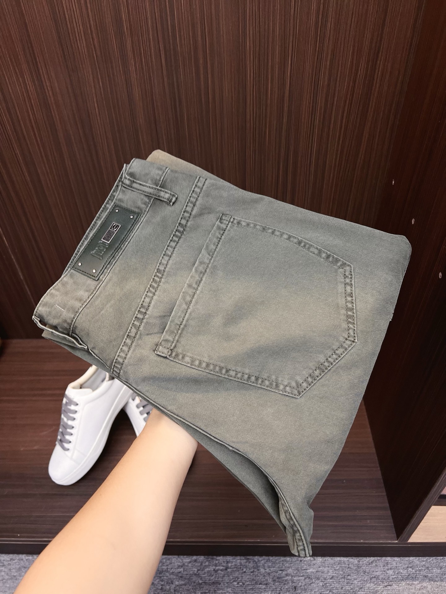 NO:594908,Price adjustment Cavalli's new autumn and winter casual pants, loose wide-leg pants, loose enough to modify various leg shapes, work pocket casual style, simple but not simple, classic yet fashionable, the fabric is quite wide and stylish, the latest style work pants and sweatpants, side three-dimensional pocket design dominates the overall work wear tone, iconic logo on the front and rear pockets  The overall geometric sense is very strong, which is particularly eye-catching in the minimalist silhouette. The waist adopts an elastic waist design for comfortable wearing, which is the finishing touch. The high-count Xinjiang long-staple cotton fabric is soft, comfortable, versatile and stylish!  Size M-3XL,,alexander wang19860909调价 卡沃利 秋冬新款休闲裤 宽松阔腿裤型 宽松有度可修饰各种腿型 工装口袋休闲风 简约而不简单 经典又不失时尚感 面料挺阔有型 最新风格工装裤卫裤 侧边立体感口袋设计 主导了整体的工装调性,前后口袋标志性logo 整体几何感极强,在极简的轮廓中尤为吸睛.腰部采用的是为舒适穿着而生的松紧腰围设计,点睛效果到位.高支新疆长绒棉面料 柔软舒适 百搭有型！码数M-3XL,,alexander wang,Men's clothing