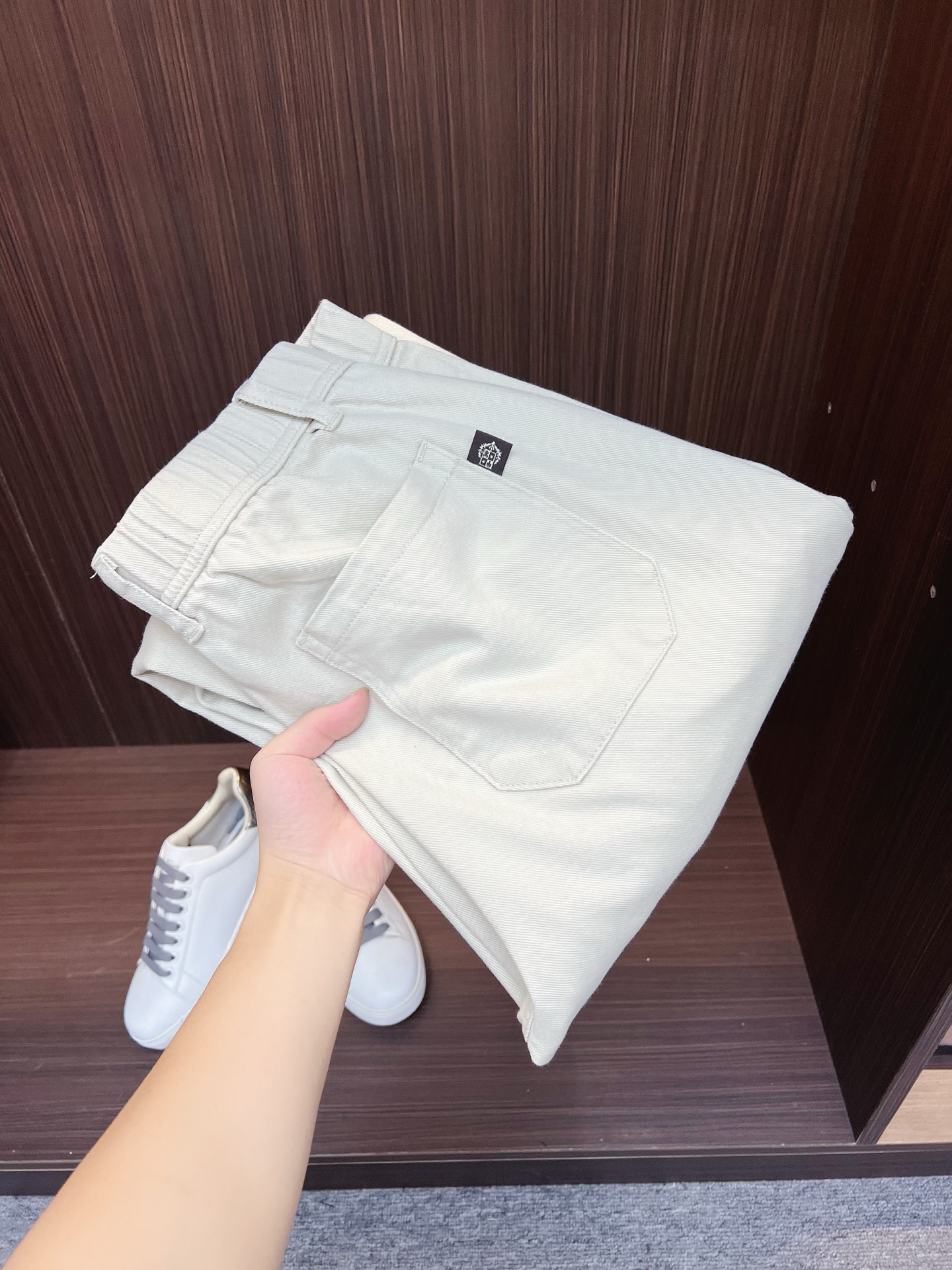 NO:594911,Price adjustment LP new casual pants for autumn and winter. Loose wide-leg pants. Loose enough to modify various leg shapes. Work pocket casual style. Simple but not simple. Classic yet fashionable. The fabric is quite wide and stylish. The latest style work pants and sweatpants. Side three-dimensional pocket design dominates the overall work wear tone. Iconic logo on the front and rear pockets.  The overall geometric sense is very strong, which is particularly eye-catching in the minimalist silhouette. The waist adopts an elastic waist design for comfortable wearing, which is the finishing touch. The high-count Xinjiang long-staple cotton fabric is soft, comfortable, versatile and stylish!  Size M-3XL,,loro piana,alexander wang19860909调价 LP 秋冬新款休闲裤 宽松阔腿裤型 宽松有度可修饰各种腿型 工装口袋休闲风 简约而不简单 经典又不失时尚感 面料挺阔有型 最新风格工装裤卫裤 侧边立体感口袋设计 主导了整体的工装调性,前后口袋标志性logo 整体几何感极强,在极简的轮廓中尤为吸睛.腰部采用的是为舒适穿着而生的松紧腰围设计,点睛效果到位.高支新疆长绒棉面料 柔软舒适 百搭有型！码数M-3XL,,loro piana,alexander wang,Men's clothing