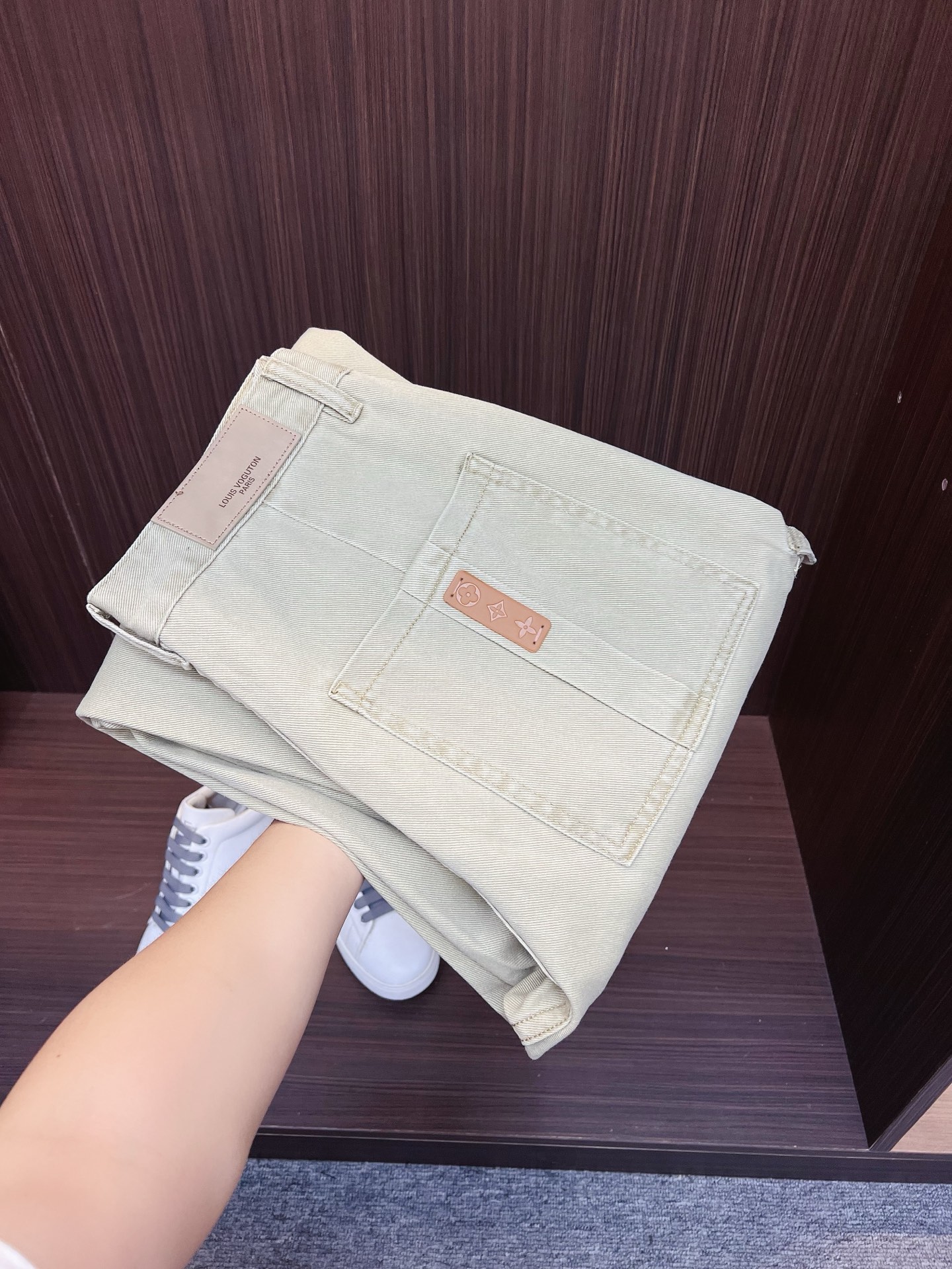 NO:594914,Price adjustment LV 2025 autumn and winter new casual pants. Loose wide-leg pants. Loose enough to modify various leg shapes. Work pocket casual style. Simple but not simple. Classic yet fashionable. The fabric is quite wide and stylish. The latest style work pants and sweatpants. Side three-dimensional pocket design dominates the overall work wear tone. 608 iconic logo on front and rear pockets.  The overall geometric sense is very strong, which is particularly eye-catching in the minimalist silhouette. The waist adopts an elastic waist design for comfortable wearing, which is the finishing touch. The high-count Xinjiang long-staple cotton fabric is soft, comfortable, versatile and stylish!  Size M-3XL,,louis vuitton,alexander wang19860909调价 LV 2025秋冬新款休闲裤 宽松阔腿裤型 宽松有度可修饰各种腿型 工装口袋休闲风 简约而不简单 经典又不失时尚感 面料挺阔有型 最新风格工装裤卫裤 侧边立体感口袋设计 主导了整体的工装调性,608前后口袋标志性logo 整体几何感极强,在极简的轮廓中尤为吸睛.腰部采用的是为舒适穿着而生的松紧腰围设计,点睛效果到位.高支新疆长绒棉面料 柔软舒适 百搭有型！码数M-3XL,,louis vuitton,alexander wang,Men's clothing