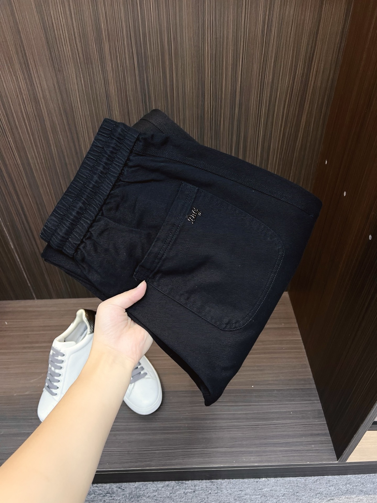 NO:594906,Price adjustment DG 2025 autumn and winter new casual pants. Loose wide-leg pants. Loose enough to modify various leg shapes. Work pocket casual style. Simple but not simple. Classic yet fashionable. The fabric is quite wide and stylish. The latest style work pants and sweatpants. Side three-dimensional pocket design dominates the overall work wear tone. 608 iconic logo on front and rear pockets.  The overall geometric sense is very strong, which is particularly eye-catching in the minimalist silhouette. The waist adopts an elastic waist design for comfortable wearing, which is the finishing touch. The high-count Xinjiang long-staple cotton fabric is soft, comfortable, versatile and stylish!  Size M-3XL,,alexander wang19860909调价 DG 2025秋冬新款休闲裤 宽松阔腿裤型 宽松有度可修饰各种腿型 工装口袋休闲风 简约而不简单 经典又不失时尚感 面料挺阔有型 最新风格工装裤卫裤 侧边立体感口袋设计 主导了整体的工装调性,608前后口袋标志性logo 整体几何感极强,在极简的轮廓中尤为吸睛.腰部采用的是为舒适穿着而生的松紧腰围设计,点睛效果到位.高支新疆长绒棉面料 柔软舒适 百搭有型！码数M-3XL,,alexander wang,Men's clothing