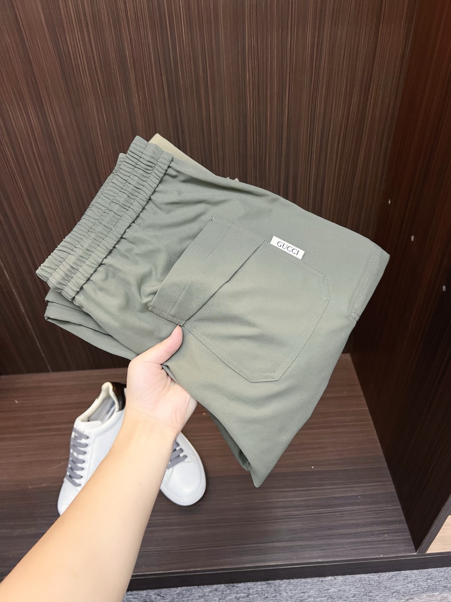 NO:594909,Price adjustment GUCCI Gucci 2025 autumn and winter new casual pants Loose wide-leg trousers are loose enough to modify various leg shapes Work pocket casual style Simple but not simple Classic yet fashionable The fabric is quite wide and stylish The latest style work trousers and sweatpants Side three-dimensional pocket design dominates the overall work wear tone, 608 front and rear pockets iconic logo  The overall geometric sense is very strong, which is particularly eye-catching in the minimalist silhouette. The waist adopts an elastic waist design for comfortable wearing, which is the finishing touch. The high-count Xinjiang long-staple cotton fabric is soft, comfortable, versatile and stylish!  Size M-3XL,,gucci,alexander wang19860909调价 GUCCI 古奇 2025秋冬新款休闲裤 宽松阔腿裤型 宽松有度可修饰各种腿型 工装口袋休闲风 简约而不简单 经典又不失时尚感 面料挺阔有型 最新风格工装裤卫裤 侧边立体感口袋设计 主导了整体的工装调性,608前后口袋标志性logo 整体几何感极强,在极简的轮廓中尤为吸睛.腰部采用的是为舒适穿着而生的松紧腰围设计,点睛效果到位.高支新疆长绒棉面料 柔软舒适 百搭有型！码数M-3XL,,gucci,alexander wang,Men's clothing