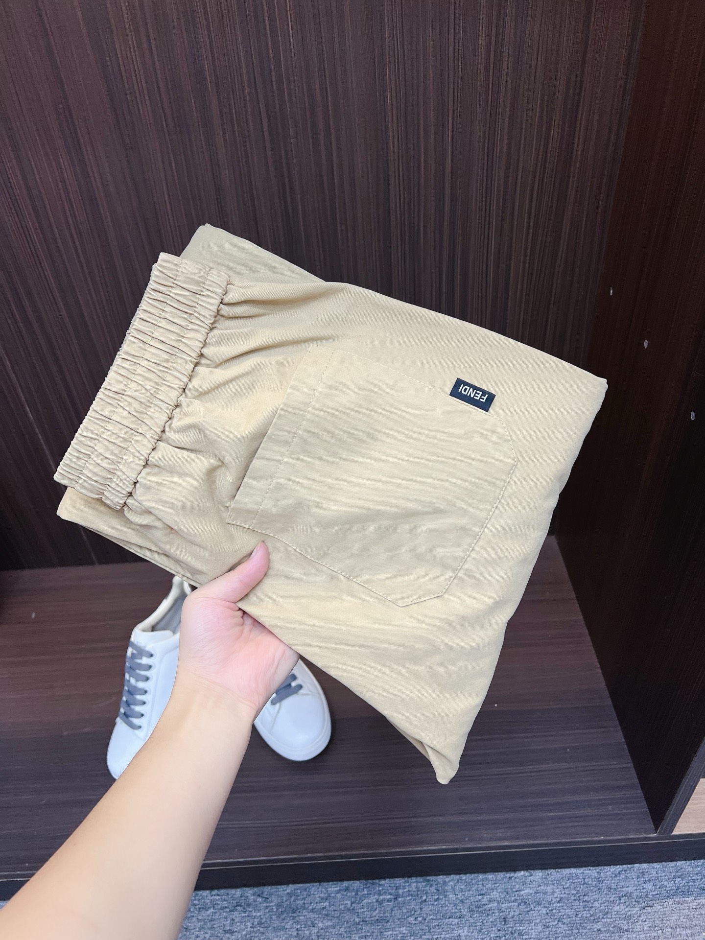 NO:594912,Price adjustment FENDI Fendi 2025 autumn and winter new casual pants Loose wide-leg pants are loose enough to modify various leg shapes Work pocket casual style Simple but not simple Classic yet fashionable The fabric is quite wide and stylish The latest style work pants and sweatpants Side three-dimensional pocket design dominates the overall work wear tone, 608 front and rear pockets iconic logo  The overall geometric sense is very strong, which is particularly eye-catching in the minimalist silhouette. The waist adopts an elastic waist design for comfortable wearing, which is the finishing touch. The high-count Xinjiang long-staple cotton fabric is soft, comfortable, versatile and stylish!  Size M-3XL,,fendi,fendi,alexander wang19860909调价 FENDI 芬迪 2025秋冬新款休闲裤 宽松阔腿裤型 宽松有度可修饰各种腿型 工装口袋休闲风 简约而不简单 经典又不失时尚感 面料挺阔有型 最新风格工装裤卫裤 侧边立体感口袋设计 主导了整体的工装调性,608前后口袋标志性logo 整体几何感极强,在极简的轮廓中尤为吸睛.腰部采用的是为舒适穿着而生的松紧腰围设计,点睛效果到位.高支新疆长绒棉面料 柔软舒适 百搭有型！码数M-3XL,,fendi,fendi,alexander wang,Men's clothing