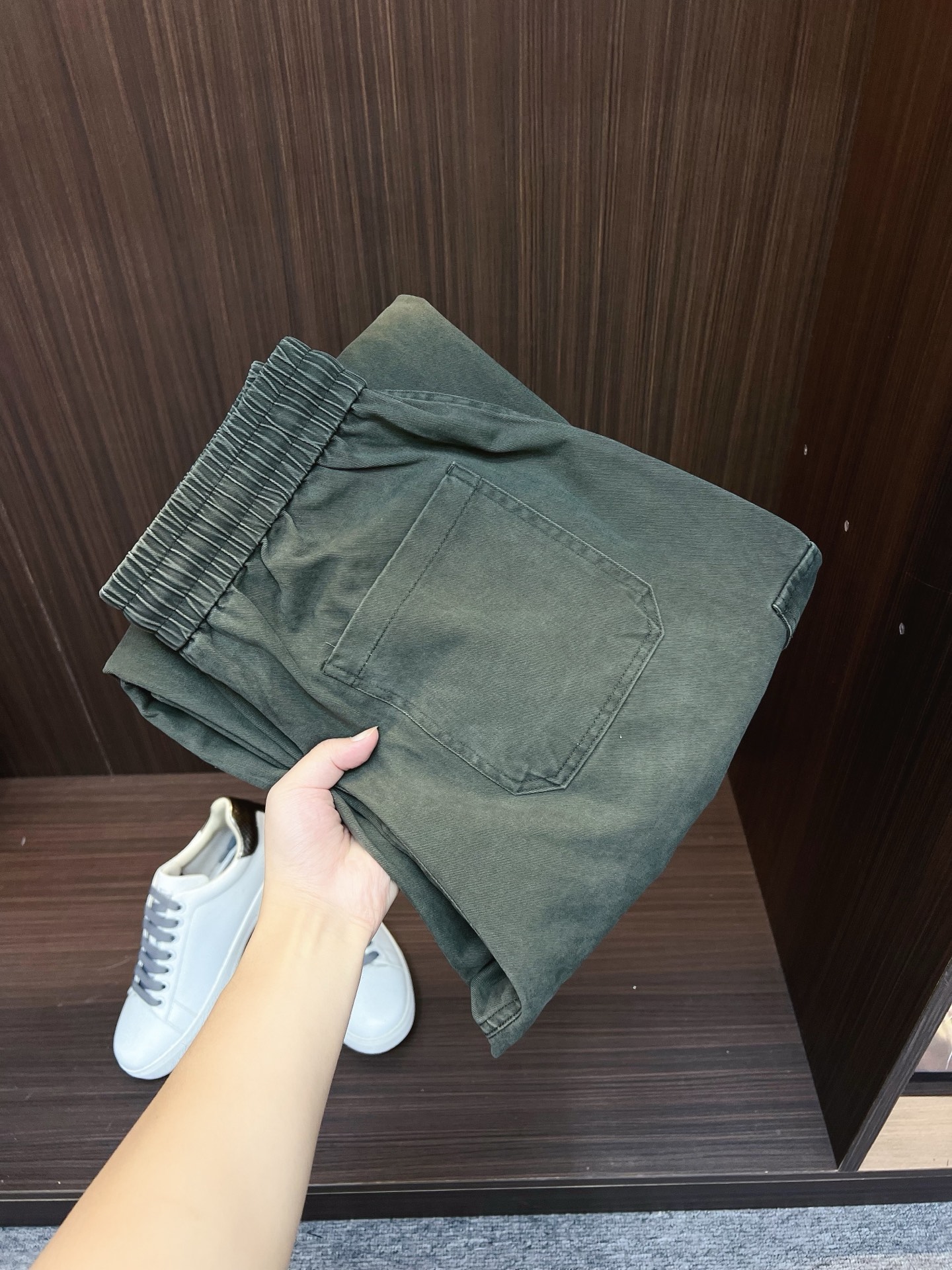 NO:594915,Price adjustment Arc'teryx 2025 autumn and winter new casual pants Loose wide-leg pants Loose enough to modify various leg shapes Work pocket casual style Simple but not simple Classic yet fashionable Fabric is quite wide and stylish Latest style work pants and sweatpants Side three-dimensional pocket design dominates the overall work wear tone, 608 iconic logo on front and rear pockets  The overall geometric sense is very strong, which is particularly eye-catching in the minimalist silhouette. The waist adopts an elastic waist design for comfortable wearing, which is the finishing touch. The high-count Xinjiang long-staple cotton fabric is soft, comfortable, versatile and stylish!  Size M-3XL,arc'teryx,alexander wang19860909调价 始祖鸟 2025秋冬新款休闲裤 宽松阔腿裤型 宽松有度可修饰各种腿型 工装口袋休闲风 简约而不简单 经典又不失时尚感 面料挺阔有型 最新风格工装裤卫裤 侧边立体感口袋设计 主导了整体的工装调性,608前后口袋标志性logo 整体几何感极强,在极简的轮廓中尤为吸睛.腰部采用的是为舒适穿着而生的松紧腰围设计,点睛效果到位.高支新疆长绒棉面料 柔软舒适 百搭有型！码数M-3XL,arc'teryx,alexander wang,Men's clothing