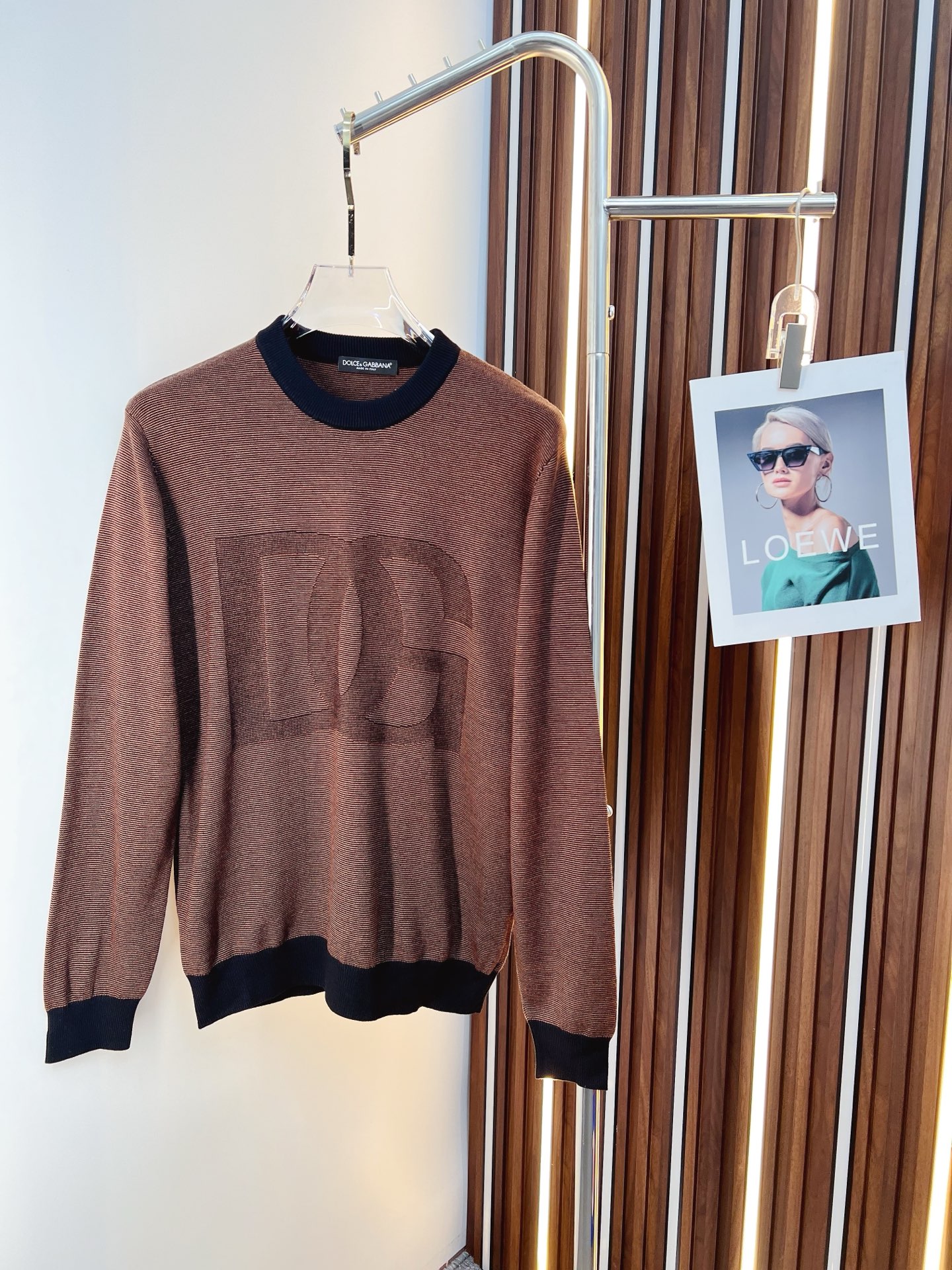 NO:615000,DG 2025 new autumn and winter wool sweater. High-quality Italian imported wool blended fabric, high-density knitting, fashionable and versatile sweater, very handsome. Classic logo logo is more durable and less likely to deform. Counter version, various styles can be easily held. The classic fashion model that is sought after every year has become popular all over the world!  Size M-3XL (please state your height and weight when placing an order),,sweaters,alexander wang19860909DG 2025秋冬新款羊毛毛衣 高品质意大利进口羊毛混纺面料,高密度针织,时尚百搭毛衣,帅气十足.经典Logo标志 更耐穿更加不易变形,专柜版型,各种风格都能轻松Hold住,年年被追捧的经典时尚款 已经风靡全球！ 码数M-3XL(下单请报身高体重),,sweaters,alexander wang,Men's clothing