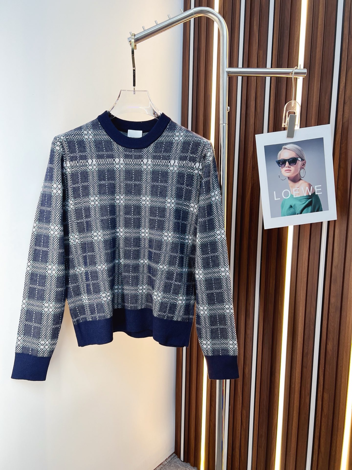 NO:615004,Burberry 2025 autumn and winter new wool sweater. High-quality Italian imported wool blended fabrics, high-density knitting, fashionable and versatile sweater, very handsome. The classic logo is more durable and less likely to deform. The counter version can be easily held in various styles. The classic fashion style that is sought after every year has become popular all over the world!  Size M-3XL (please state your height and weight when placing an order),,burberry,burberry,sweaters,alexander wang19860909Burberry 巴宝莉 2025秋冬新款羊毛毛衣 高品质意大利进口羊毛混纺面料,高密度针织,时尚百搭毛衣,帅气十足.经典Logo标志 更耐穿更加不易变形,专柜版型,各种风格都能轻松Hold住,年年被追捧的经典时尚款 已经风靡全球！ 码数M-3XL(下单请报身高体重),,burberry,burberry,sweaters,alexander wang,Men's clothing