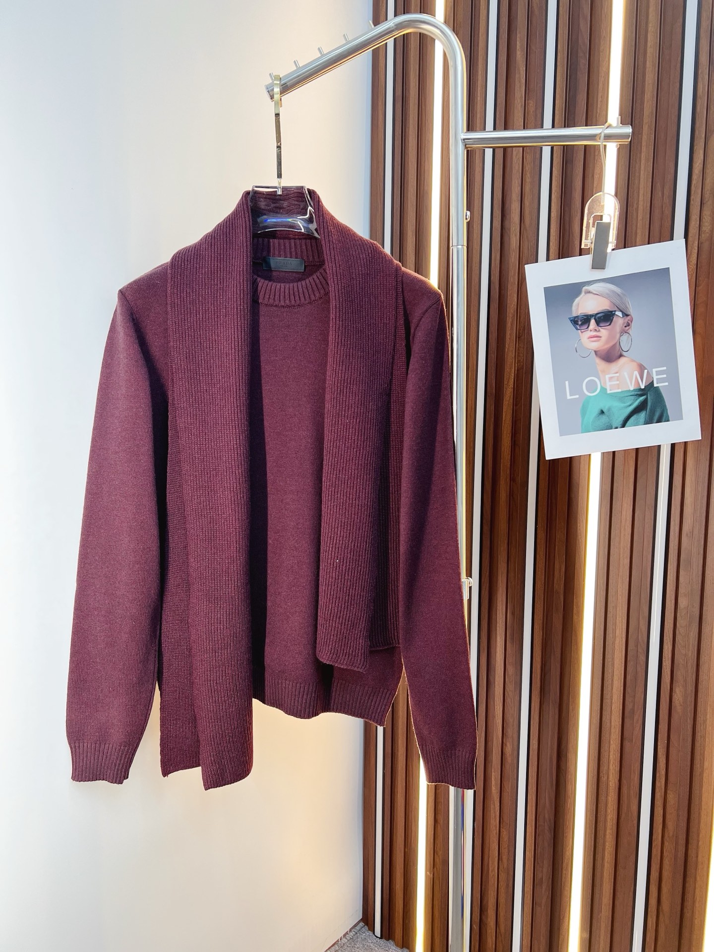 NO:615007,PRADA 2025 autumn and winter new wool sweater. High-quality Italian imported wool blended fabrics, high-density knitting, fashionable and versatile sweater, very handsome. The classic logo is more durable and less likely to deform. The counter version can be easily held in various styles. The classic fashion style that is sought after every year has become popular all over the world!  Size M-3XL (please state your height and weight when placing an order), prada, prada, sweaters, alexander wang19860909PRADA 普拉达 2025秋冬新款羊毛毛衣 高品质意大利进口羊毛混纺面料,高密度针织,时尚百搭毛衣,帅气十足.经典Logo标志 更耐穿更加不易变形,专柜版型,各种风格都能轻松Hold住,年年被追捧的经典时尚款 已经风靡全球！ 码数M-3XL(下单请报身高体重),,prada,prada,sweaters,alexander wang,Men's clothing