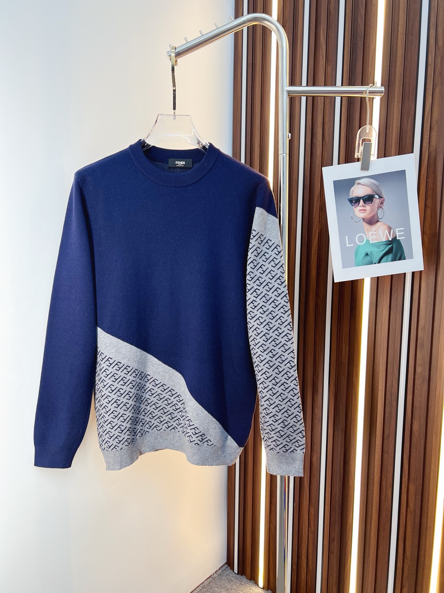 NO:615011,FENDI Fendi's new 2025 autumn and winter wool sweater. High-quality Italian imported wool blended fabrics, high-density knitting, fashionable and versatile sweater, very handsome. The classic logo is more durable and less likely to deform. The counter version can be easily held in various styles. The classic fashion style that is sought after every year has become popular all over the world!  Size M-3XL (please state your height and weight when placing an order),,fendi,fendi,sweaters,alexander wang19860909FENDI 芬迪 2025秋冬新款羊毛毛衣 高品质意大利进口羊毛混纺面料,高密度针织,时尚百搭毛衣,帅气十足.经典Logo标志 更耐穿更加不易变形,专柜版型,各种风格都能轻松Hold住,年年被追捧的经典时尚款 已经风靡全球！ 码数M-3XL(下单请报身高体重),,fendi,fendi,sweaters,alexander wang,Men's clothing