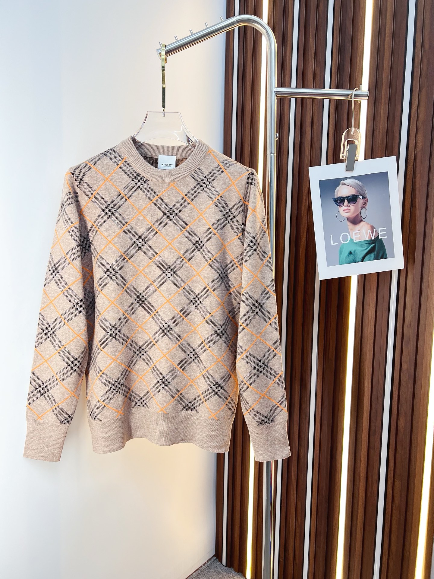 NO:615023,Burberry 2025 autumn and winter new wool sweater. High-quality Italian imported wool blended fabrics, high-density knitting, fashionable and versatile sweater, very handsome. The classic logo is more durable and less likely to deform. The counter version can be easily held in various styles. The classic fashion style that is sought after every year has become popular all over the world!  Size M-3XL (please state your height and weight when placing an order),,burberry,burberry,sweaters,alexander wang19860909Burberry 巴宝莉 2025秋冬新款羊毛毛衣 高品质意大利进口羊毛混纺面料,高密度针织,时尚百搭毛衣,帅气十足.经典Logo标志 更耐穿更加不易变形,专柜版型,各种风格都能轻松Hold住,年年被追捧的经典时尚款 已经风靡全球！ 码数M-3XL(下单请报身高体重),,burberry,burberry,sweaters,alexander wang,Men's clothing