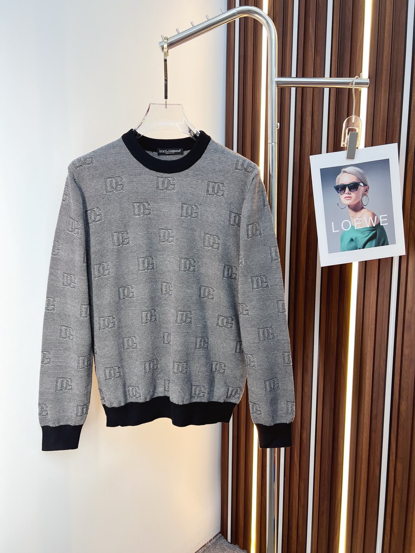 NO:615027,DG 2025 new autumn and winter wool sweater. High-quality Italian imported wool blended fabric, high-density knitting, fashionable and versatile sweater, very handsome. Classic logo logo is more durable and less likely to deform. Counter version, various styles can be easily held. The classic fashion model that is sought after every year has become popular all over the world!  Size M-3XL (please state your height and weight when placing an order),,sweaters,alexander wang19860909DG 2025秋冬新款羊毛毛衣 高品质意大利进口羊毛混纺面料,高密度针织,时尚百搭毛衣,帅气十足.经典Logo标志 更耐穿更加不易变形,专柜版型,各种风格都能轻松Hold住,年年被追捧的经典时尚款 已经风靡全球！ 码数M-3XL(下单请报身高体重),,sweaters,alexander wang,Men's clothing