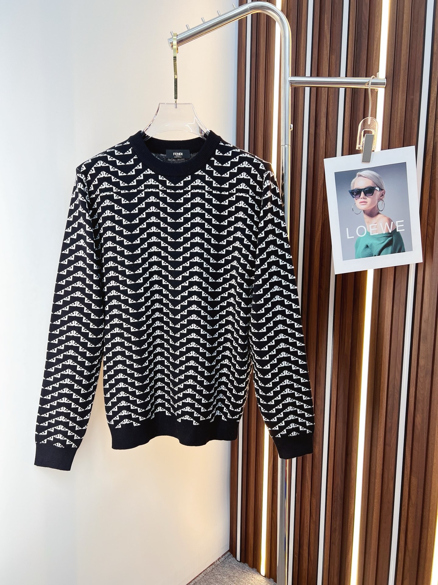 NO:615031,FENDI 芬迪 2025秋冬新款羊毛毛衣 高品质意大利进口羊毛混纺面料,高密度针织,时尚百搭毛衣,帅气十足.经典Logo标志 更耐穿更加不易变形,专柜版型,各种风格都能轻松Hold住,年年被追捧的经典时尚款 已经风靡全球！  Size M-3XL (please state your height and weight when placing an order),,fendi,fendi,sweaters,alexander wang19860909FENDI 芬迪 2025秋冬新款羊毛毛衣 高品质意大利进口羊毛混纺面料,高密度针织,时尚百搭毛衣,帅气十足.经典Logo标志 更耐穿更加不易变形,专柜版型,各种风格都能轻松Hold住,年年被追捧的经典时尚款 已经风靡全球！ 码数M-3XL(下单请报身高体重),,fendi,fendi,sweaters,alexander wang,Men's clothing