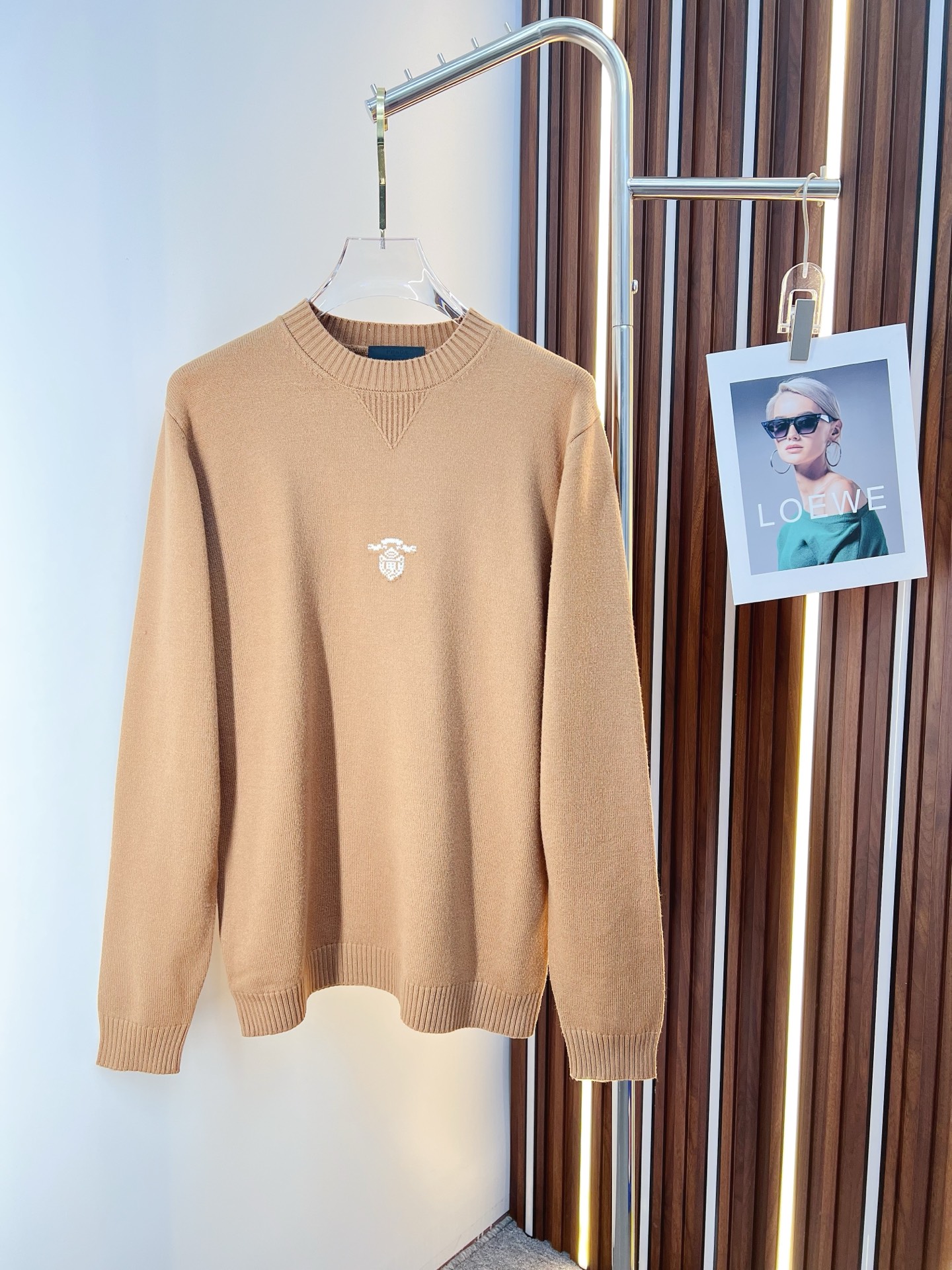 NO:615034,PRADA 2025 autumn and winter new wool sweater. High-quality Italian imported wool blended fabrics, high-density knitting, fashionable and versatile sweater, very handsome. The classic logo is more durable and less likely to deform. The counter version can be easily held in various styles. The classic fashion style that is sought after every year has become popular all over the world!  Size M-3XL (please state your height and weight when placing an order), prada, prada, sweaters, alexander wang19860909PRADA 普拉达 2025秋冬新款羊毛毛衣 高品质意大利进口羊毛混纺面料,高密度针织,时尚百搭毛衣,帅气十足.经典Logo标志 更耐穿更加不易变形,专柜版型,各种风格都能轻松Hold住,年年被追捧的经典时尚款 已经风靡全球！ 码数M-3XL(下单请报身高体重),,prada,prada,sweaters,alexander wang,Men's clothing