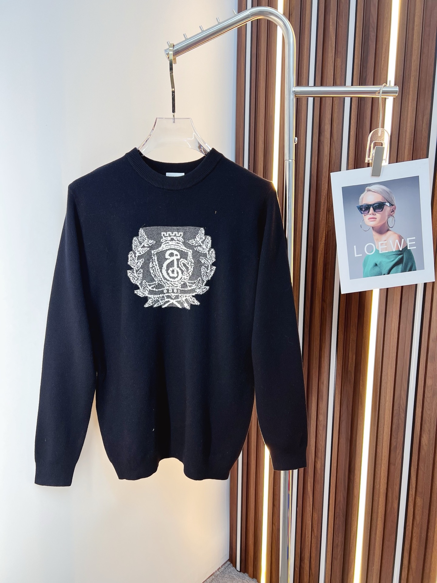 NO:615039,Burberry 2025 autumn and winter new wool sweater. High-quality Italian imported wool blended fabrics, high-density knitting, fashionable and versatile sweater, very handsome. The classic logo is more durable and less likely to deform. The counter version can be easily held in various styles. The classic fashion style that is sought after every year has become popular all over the world!  Size M-3XL (please state your height and weight when placing an order),,burberry,burberry,sweaters,alexander wang19860909Burberry 巴宝莉 2025秋冬新款羊毛毛衣 高品质意大利进口羊毛混纺面料,高密度针织,时尚百搭毛衣,帅气十足.经典Logo标志 更耐穿更加不易变形,专柜版型,各种风格都能轻松Hold住,年年被追捧的经典时尚款 已经风靡全球！ 码数M-3XL(下单请报身高体重),,burberry,burberry,sweaters,alexander wang,Men's clothing