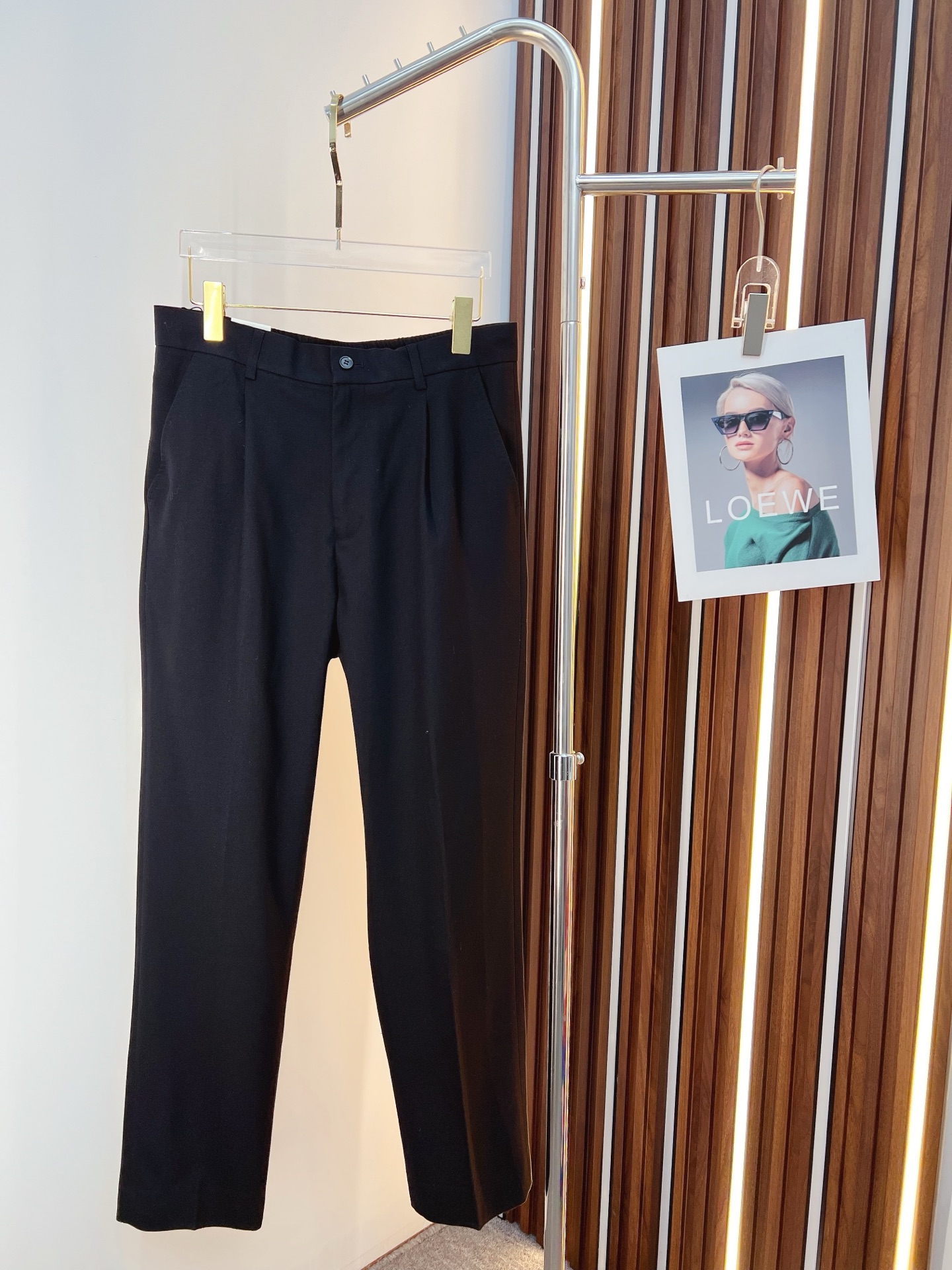 NO:615092,Loewe casual pants, trousers 2025SS autumn and winter new style, special fabric for advanced custom trousers, customized original hardware, heavy craftsmanship, fine lathe wiring, customized fabrics, soft and comfortable, significant texture, exquisite accessories, great upper body effect, complete three standards, standard size 29-36, no 35,, loewe, alexander wang19860909罗意威 休闲裤 西裤2025SS秋冬新款 高级定制裤子专用面料 定制原版五金 重工工艺打造 车工走线精细 定制面料 柔软舒适 质感显著 辅料精美 上身效果超赞 三标齐全 标准尺码29-36,无35,,loewe,alexander wang,Men's clothing