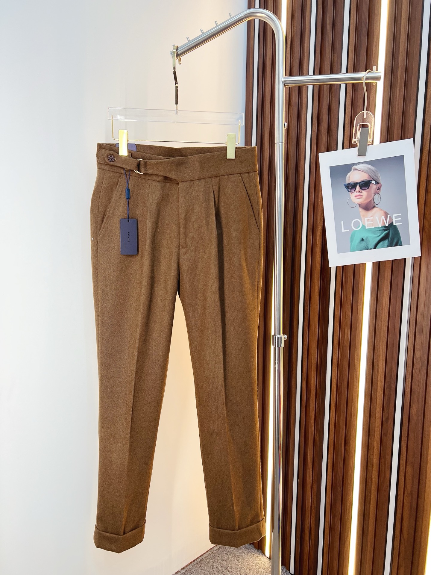 NO:615098,PRADA Casual pants, trousers 2025SS autumn and winter new style, special fabric for advanced custom pants, customized original hardware, heavy craftsmanship, fine turning and wiring, customized fabric, soft and comfortable, significant texture, exquisite accessories, great upper body effect, complete three standards, standard size 29-36, no 35,, prada, prada, alexander wang19860909PRADA 普拉达 休闲裤 西裤2025SS秋冬新款 高级定制裤子专用面料 定制原版五金 重工工艺打造 车工走线精细 定制面料 柔软舒适 质感显著 辅料精美 上身效果超赞 三标齐全 标准尺码29-36,无35,,prada,prada,alexander wang,Men's clothing