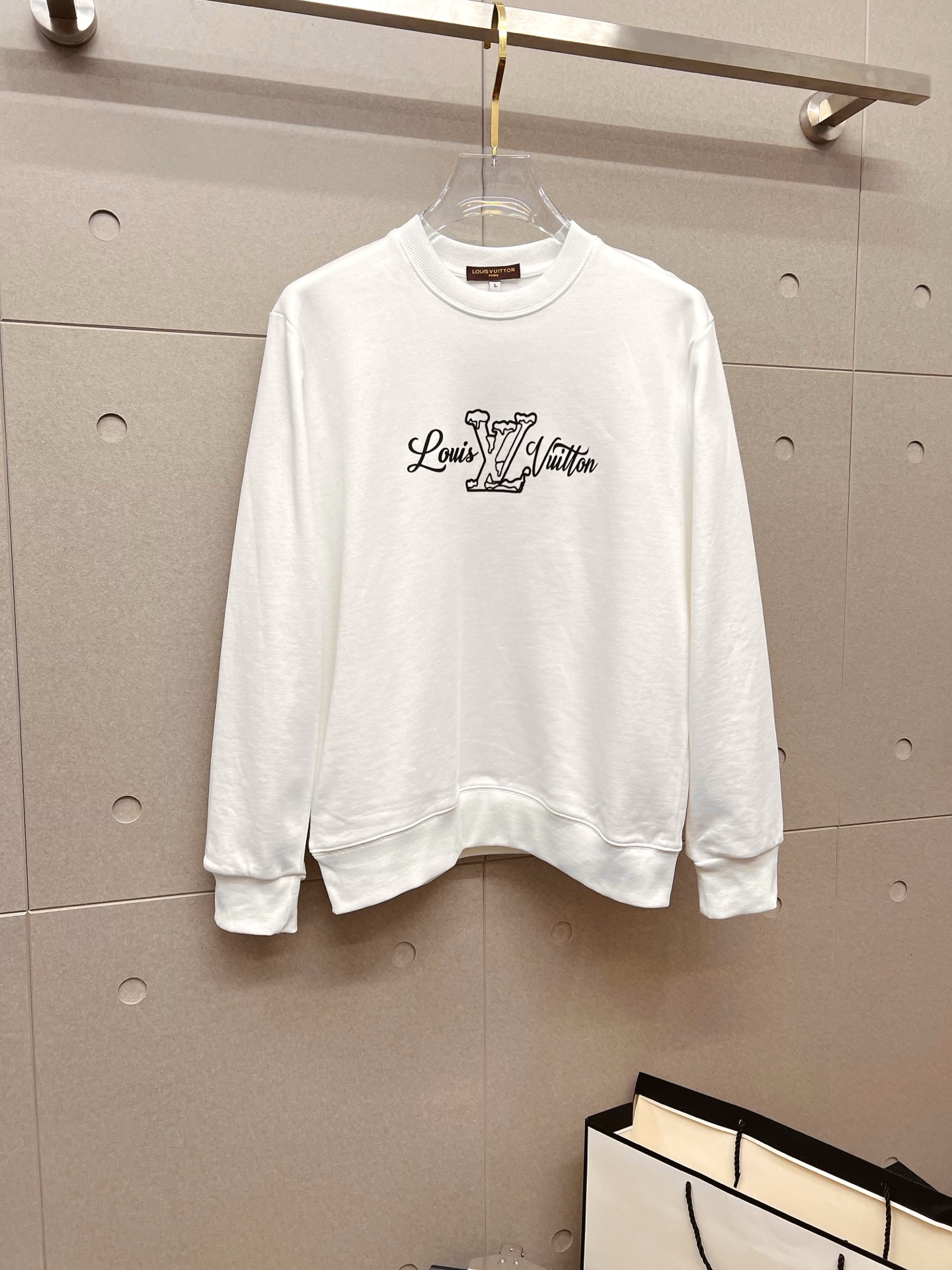 NO:645867,LV autumn and winter new design sweatshirt official website synchronized!  This T-shirt combines minimalist design and exquisite details. The oversize trim is reminiscent of Tyrolean dress details, calling for modern ideas, creating a different conceptual pattern, and injecting rich connotation into the traditional cotton T-shirt. The LOGO on the front graphic webbing is unique and shows the brand's nobility. It highlights the style of a big brand, sets off the minimalist design style, and reveals the elegance at a glance!  As a brand that pursues design and tailoring techniques, the materials used will never disappoint!  The body of this shirt is made of Solona cotton blended 400g fabric, which is noble and exquisite. The cotton surface is full, soft and skin-friendly. In short, such a classic style is a must-have for autumn and winter!  M-4XL,,louis vuitton,versace,hoodie,sweatshirts,tees,t-shirt,alexander wang19860909LV 秋冬 新款设计感卫衣 官网同步！这款T恤极简主义设计和精美细节于一身.Oversize饰边引人联想蒂罗尔着装细节,召唤摩登新意,造就不同以往的概念化图案,为传统棉质T恤注入丰盈内涵.前幅图形织带车出的LOGO,别具一番特色,更显品牌尊贵 彰显大牌风范,衬托出了极简主义的设计风格,把优雅风展露的一览无余！ 作为一个追求设计感和裁剪工艺的品牌,用料永远不会让人失望！本款衫身采用索洛纳棉混纺400 克面料,高贵精致,布面棉质饱满柔软亲肤 总之这么经典的款,秋冬必备！M-4XL,,louis vuitton,versace,hoodie,sweatshirts,tees，t-shirt,alexander wang,Men's clothing