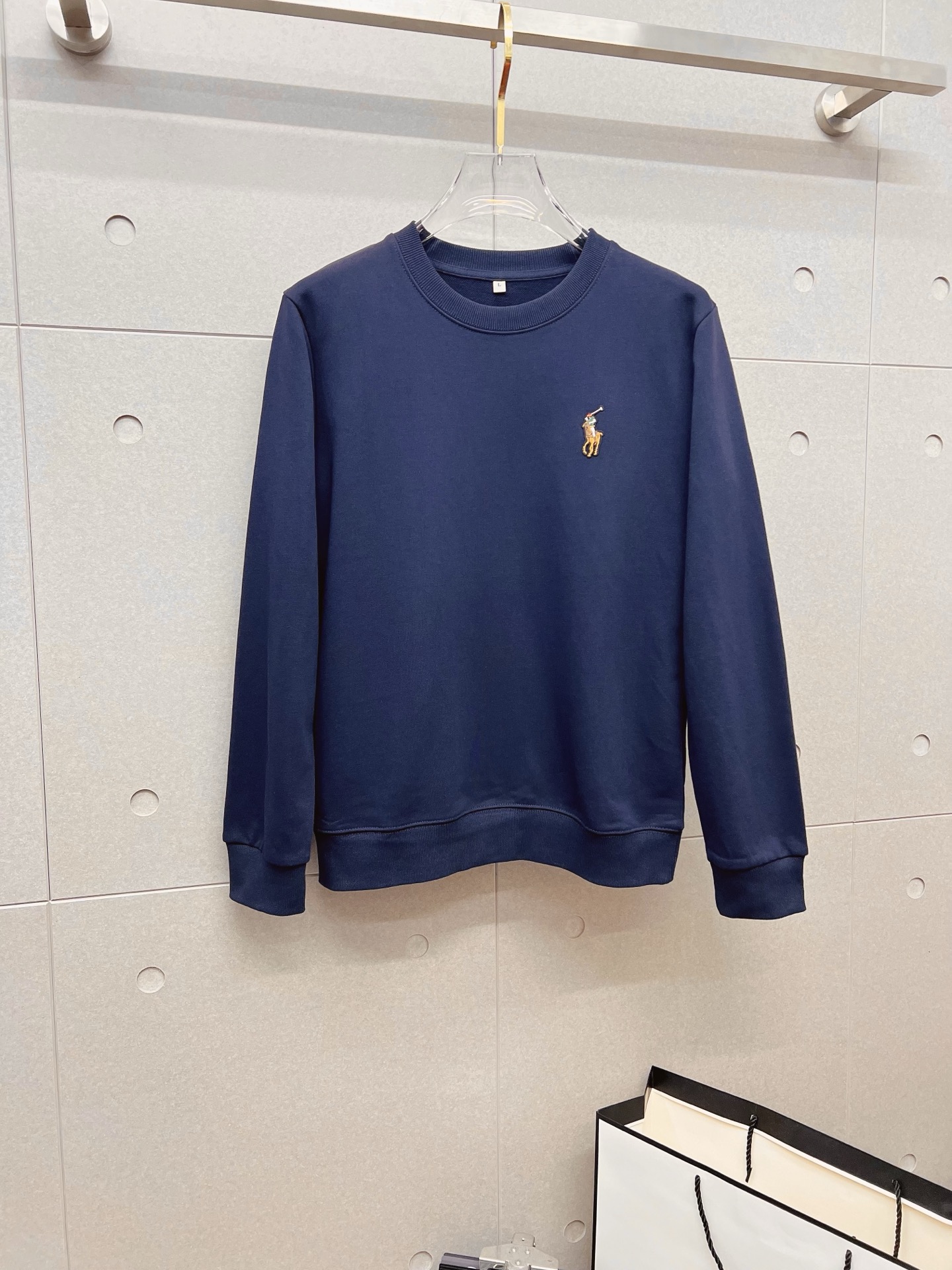 NO:645877,POLO autumn and winter new design sweatshirt official website synchronized!  This T-shirt combines minimalist design and exquisite details. The oversize trim is reminiscent of Tyrolean dress details, calling for modern ideas, creating a different conceptual pattern, and injecting rich connotation into the traditional cotton T-shirt. The LOGO on the front graphic webbing is unique and shows the brand's nobility. It highlights the style of a big brand, sets off the minimalist design style, and reveals the elegance at a glance!  As a brand that pursues design and tailoring techniques, the materials used will never disappoint!  The body of this shirt is made of Solona cotton blended 400g fabric, which is noble and exquisite. The cotton surface is full, soft and skin-friendly. In short, such a classic style is a must-have for autumn and winter!  M-4XL,,versace,hoodie,sweatshirts,tees,t-shirt,alexander wang19860909POLO保罗 秋冬 新款设计感卫衣 官网同步！这款T恤极简主义设计和精美细节于一身.Oversize饰边引人联想蒂罗尔着装细节,召唤摩登新意,造就不同以往的概念化图案,为传统棉质T恤注入丰盈内涵.前幅图形织带车出的LOGO,别具一番特色,更显品牌尊贵 彰显大牌风范,衬托出了极简主义的设计风格,把优雅风展露的一览无余！ 作为一个追求设计感和裁剪工艺的品牌,用料永远不会让人失望！本款衫身采用索洛纳棉混纺400 克面料,高贵精致,布面棉质饱满柔软亲肤 总之这么经典的款,秋冬必备！M-4XL,,versace,hoodie,sweatshirts,tees，t-shirt,alexander wang,Men's clothing