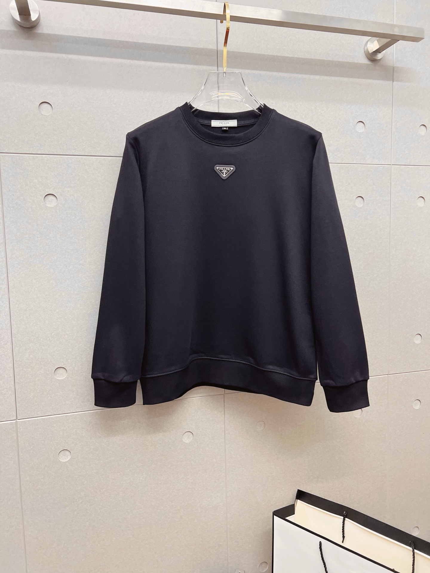 NO:645872,PRADA Prada autumn and winter new design sweatshirt official website synchronized!  This T-shirt combines minimalist design and exquisite details. The oversize trim is reminiscent of Tyrolean dress details, calling for modern ideas, creating a different conceptual pattern, and injecting rich connotation into the traditional cotton T-shirt. The LOGO on the front graphic webbing is unique and shows the brand's nobility. It highlights the style of a big brand, sets off the minimalist design style, and reveals the elegance at a glance!  As a brand that pursues design and tailoring techniques, the materials used will never disappoint!  The body of this shirt is made of Solona cotton blended 400g fabric, which is noble and exquisite. The cotton surface is full, soft and skin-friendly. In short, such a classic style is a must-have for autumn and winter!  M-4XL,,prada,prada,versace,hoodie,sweatshirts,tees,t-shirt,alexander wang19860909PRADA 普拉达 秋冬 新款设计感卫衣 官网同步！这款T恤极简主义设计和精美细节于一身.Oversize饰边引人联想蒂罗尔着装细节,召唤摩登新意,造就不同以往的概念化图案,为传统棉质T恤注入丰盈内涵.前幅图形织带车出的LOGO,别具一番特色,更显品牌尊贵 彰显大牌风范,衬托出了极简主义的设计风格,把优雅风展露的一览无余！ 作为一个追求设计感和裁剪工艺的品牌,用料永远不会让人失望！本款衫身采用索洛纳棉混纺400 克面料,高贵精致,布面棉质饱满柔软亲肤 总之这么经典的款,秋冬必备！M-4XL,,prada,prada,versace,hoodie,sweatshirts,tees，t-shirt,alexander wang,Men's clothing