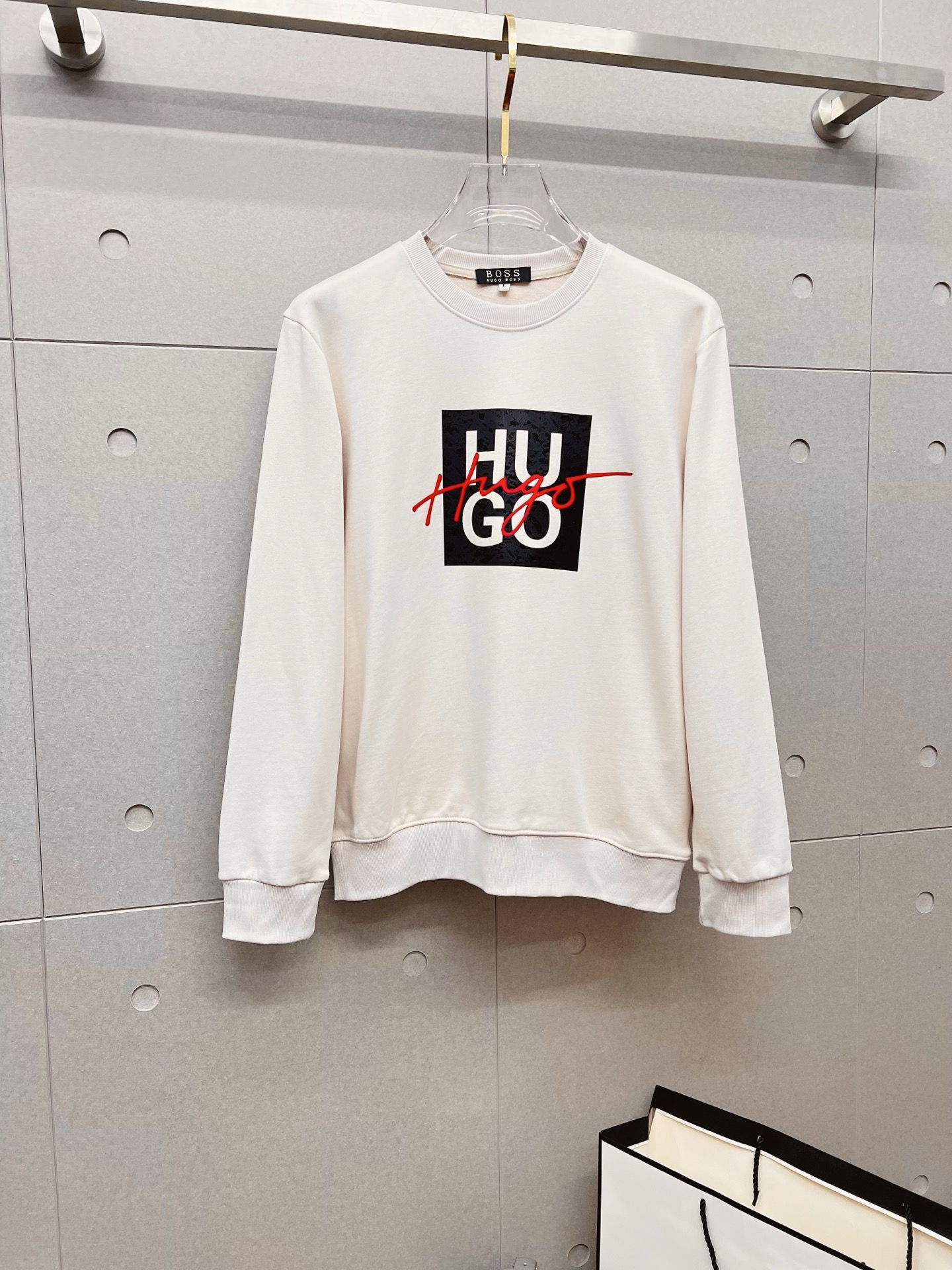 NO:645881,BOSS autumn and winter new design sweatshirt official website synchronized!  This T-shirt combines minimalist design and exquisite details. The oversize trim is reminiscent of Tyrolean dress details, calling for modern ideas, creating a different conceptual pattern, and injecting rich connotation into the traditional cotton T-shirt. The LOGO on the front graphic webbing is unique and shows the brand's nobility. It highlights the style of a big brand, sets off the minimalist design style, and reveals the elegance at a glance!  As a brand that pursues design and tailoring techniques, the materials used will never disappoint!  The body of this shirt is made of Solona cotton blended 400g fabric, which is noble and exquisite. The cotton surface is full, soft and skin-friendly. In short, such a classic style is a must-have for autumn and winter!  M-4XL,,versace,hoodie,sweatshirts,tees,t-shirt,alexander wang19860909BOSS 秋冬 新款设计感卫衣 官网同步！这款T恤极简主义设计和精美细节于一身.Oversize饰边引人联想蒂罗尔着装细节,召唤摩登新意,造就不同以往的概念化图案,为传统棉质T恤注入丰盈内涵.前幅图形织带车出的LOGO,别具一番特色,更显品牌尊贵 彰显大牌风范,衬托出了极简主义的设计风格,把优雅风展露的一览无余！ 作为一个追求设计感和裁剪工艺的品牌,用料永远不会让人失望！本款衫身采用索洛纳棉混纺400 克面料,高贵精致,布面棉质饱满柔软亲肤 总之这么经典的款,秋冬必备！M-4XL,,versace,hoodie,sweatshirts,tees，t-shirt,alexander wang,Men's clothing