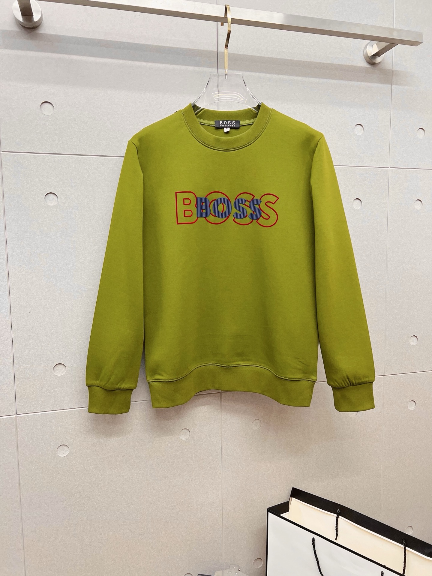 NO:645893,BOSS autumn and winter new design sweatshirt official website synchronized!  This T-shirt combines minimalist design and exquisite details. The oversize trim is reminiscent of Tyrolean dress details, calling for modern ideas, creating a different conceptual pattern, and injecting rich connotation into the traditional cotton T-shirt. The LOGO on the front graphic webbing is unique and shows the brand's nobility. It highlights the style of a big brand, sets off the minimalist design style, and reveals the elegance at a glance!  As a brand that pursues design and tailoring techniques, the materials used will never disappoint!  The body of this shirt is made of Solona cotton blended 400g fabric, which is noble and exquisite. The cotton surface is full, soft and skin-friendly. In short, such a classic style is a must-have for autumn and winter!  M-4XL,,versace,hoodie,sweatshirts,tees,t-shirt,alexander wang19860909BOSS 秋冬 新款设计感卫衣 官网同步！这款T恤极简主义设计和精美细节于一身.Oversize饰边引人联想蒂罗尔着装细节,召唤摩登新意,造就不同以往的概念化图案,为传统棉质T恤注入丰盈内涵.前幅图形织带车出的LOGO,别具一番特色,更显品牌尊贵 彰显大牌风范,衬托出了极简主义的设计风格,把优雅风展露的一览无余！ 作为一个追求设计感和裁剪工艺的品牌,用料永远不会让人失望！本款衫身采用索洛纳棉混纺400 克面料,高贵精致,布面棉质饱满柔软亲肤 总之这么经典的款,秋冬必备！M-4XL,,versace,hoodie,sweatshirts,tees，t-shirt,alexander wang,Men's clothing