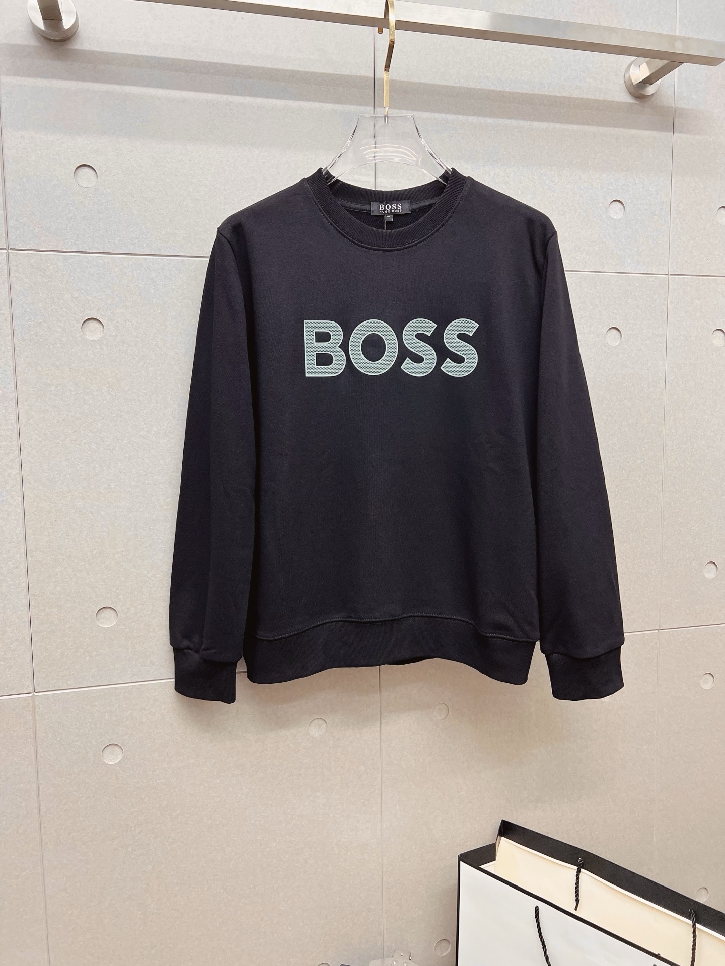 NO:645910,BOSS autumn and winter new design sweatshirt official website synchronized!  This T-shirt combines minimalist design and exquisite details. The oversize trim is reminiscent of Tyrolean dress details, calling for modern ideas, creating a different conceptual pattern, and injecting rich connotation into the traditional cotton T-shirt. The LOGO on the front graphic webbing is unique and shows the brand's nobility. It highlights the style of a big brand, sets off the minimalist design style, and reveals the elegance at a glance!  As a brand that pursues design and tailoring techniques, the materials used will never disappoint!  The body of this shirt is made of Solona cotton blended 400g fabric, which is noble and exquisite. The cotton surface is full, soft and skin-friendly. In short, such a classic style is a must-have for autumn and winter!  M-4XL,,versace,hoodie,sweatshirts,tees,t-shirt,alexander wang19860909BOSS 秋冬 新款设计感卫衣 官网同步！这款T恤极简主义设计和精美细节于一身.Oversize饰边引人联想蒂罗尔着装细节,召唤摩登新意,造就不同以往的概念化图案,为传统棉质T恤注入丰盈内涵.前幅图形织带车出的LOGO,别具一番特色,更显品牌尊贵 彰显大牌风范,衬托出了极简主义的设计风格,把优雅风展露的一览无余！ 作为一个追求设计感和裁剪工艺的品牌,用料永远不会让人失望！本款衫身采用索洛纳棉混纺400 克面料,高贵精致,布面棉质饱满柔软亲肤 总之这么经典的款,秋冬必备！M-4XL,,versace,hoodie,sweatshirts,tees，t-shirt,alexander wang,Men's clothing