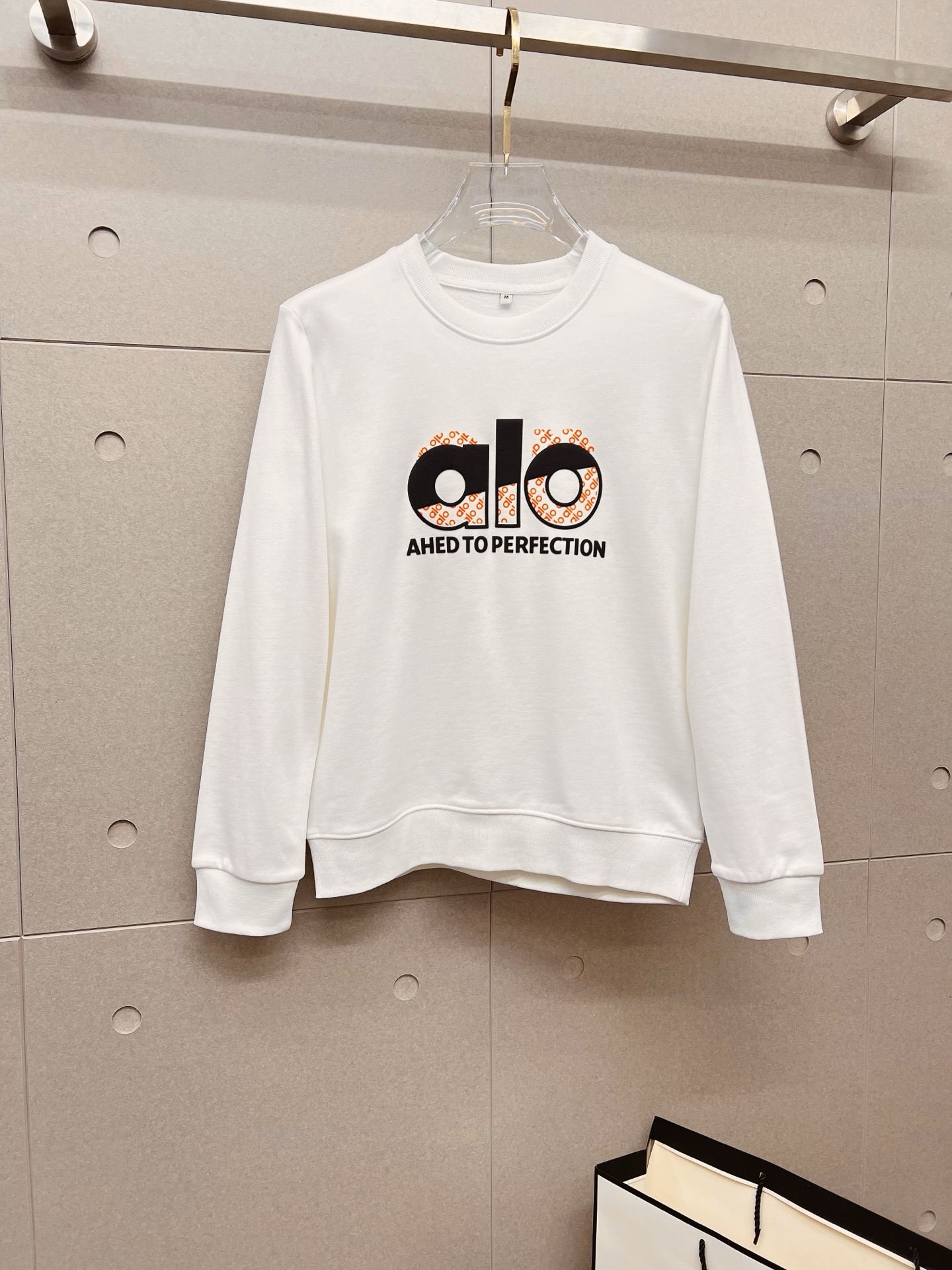 NO:645885,ALO autumn and winter new design sweatshirt official website synchronized!  This T-shirt combines minimalist design and exquisite details. The oversize trim is reminiscent of Tyrolean dress details, calling for modern ideas, creating a different conceptual pattern, and injecting rich connotation into the traditional cotton T-shirt. The LOGO on the front graphic webbing is unique and shows the brand's nobility. It highlights the style of a big brand, sets off the minimalist design style, and reveals the elegance at a glance!  As a brand that pursues design and tailoring techniques, the materials used will never disappoint!  The body of this shirt is made of Solona cotton blended 400g fabric, which is noble and exquisite. The cotton surface is full, soft and skin-friendly. In short, such a classic style is a must-have for autumn and winter!  M-4XL,,versace,hoodie,sweatshirts,tees,t-shirt,alexander wang19860909ALO 秋冬 新款设计感卫衣 官网同步！这款T恤极简主义设计和精美细节于一身.Oversize饰边引人联想蒂罗尔着装细节,召唤摩登新意,造就不同以往的概念化图案,为传统棉质T恤注入丰盈内涵.前幅图形织带车出的LOGO,别具一番特色,更显品牌尊贵 彰显大牌风范,衬托出了极简主义的设计风格,把优雅风展露的一览无余！ 作为一个追求设计感和裁剪工艺的品牌,用料永远不会让人失望！本款衫身采用索洛纳棉混纺400 克面料,高贵精致,布面棉质饱满柔软亲肤 总之这么经典的款,秋冬必备！M-4XL,,versace,hoodie,sweatshirts,tees，t-shirt,alexander wang,Men's clothing