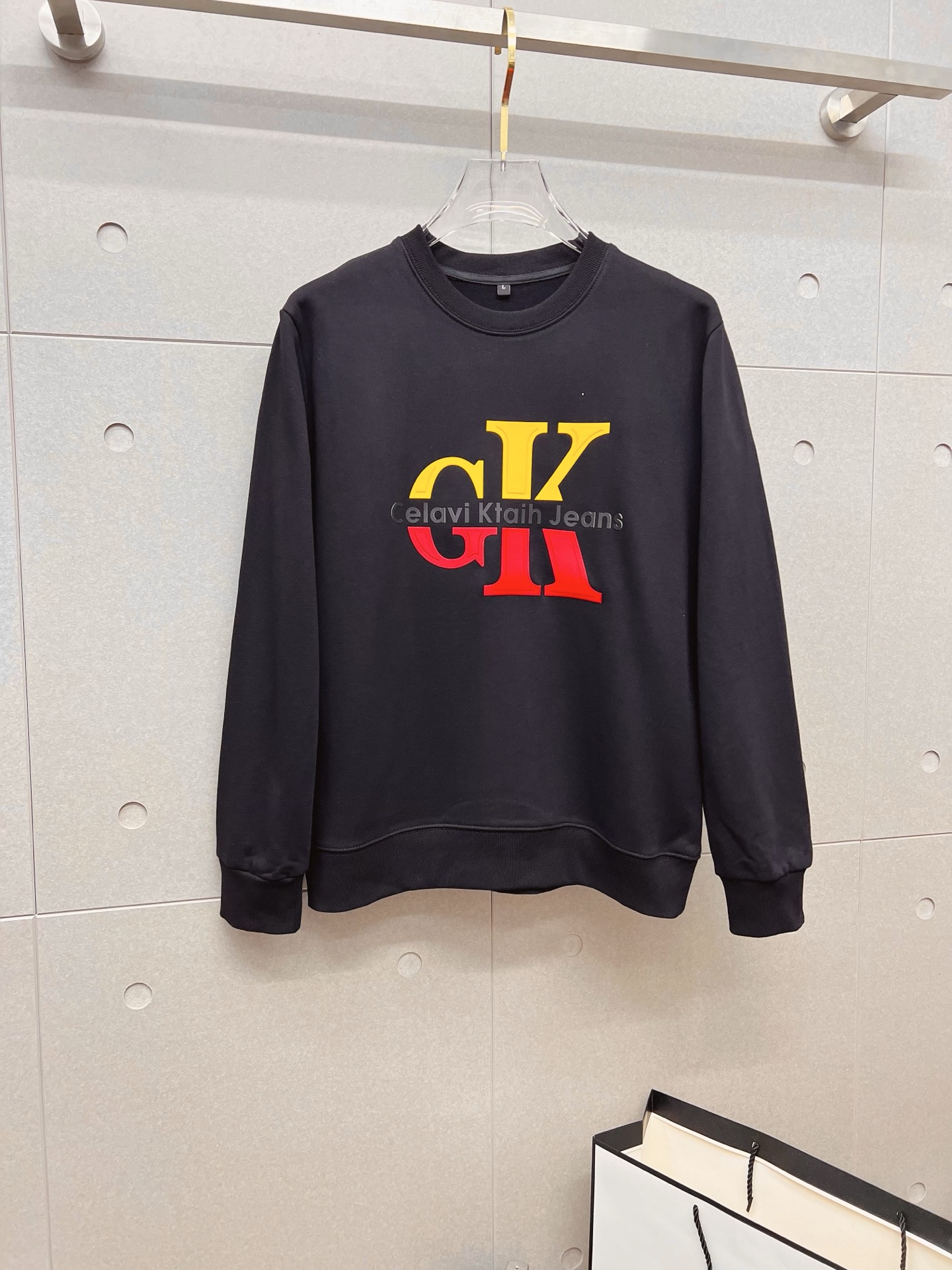 NO:645889,CK autumn and winter new design sweatshirt official website synchronized!  This T-shirt combines minimalist design and exquisite details. The oversize trim is reminiscent of Tyrolean dress details, calling for modern ideas, creating a different conceptual pattern, and injecting rich connotation into the traditional cotton T-shirt. The LOGO on the front graphic webbing is unique and shows the brand's nobility. It highlights the style of a big brand, sets off the minimalist design style, and reveals the elegance at a glance!  As a brand that pursues design and tailoring techniques, the materials used will never disappoint!  The body of this shirt is made of Solona cotton blended 400g fabric, which is noble and exquisite. The cotton surface is full, soft and skin-friendly. In short, such a classic style is a must-have for autumn and winter!  M-4XL,,versace,hoodie,sweatshirts,tees,t-shirt,alexander wang19860909CK 秋冬 新款设计感卫衣 官网同步！这款T恤极简主义设计和精美细节于一身.Oversize饰边引人联想蒂罗尔着装细节,召唤摩登新意,造就不同以往的概念化图案,为传统棉质T恤注入丰盈内涵.前幅图形织带车出的LOGO,别具一番特色,更显品牌尊贵 彰显大牌风范,衬托出了极简主义的设计风格,把优雅风展露的一览无余！ 作为一个追求设计感和裁剪工艺的品牌,用料永远不会让人失望！本款衫身采用索洛纳棉混纺400 克面料,高贵精致,布面棉质饱满柔软亲肤 总之这么经典的款,秋冬必备！M-4XL,,versace,hoodie,sweatshirts,tees，t-shirt,alexander wang,Men's clothing